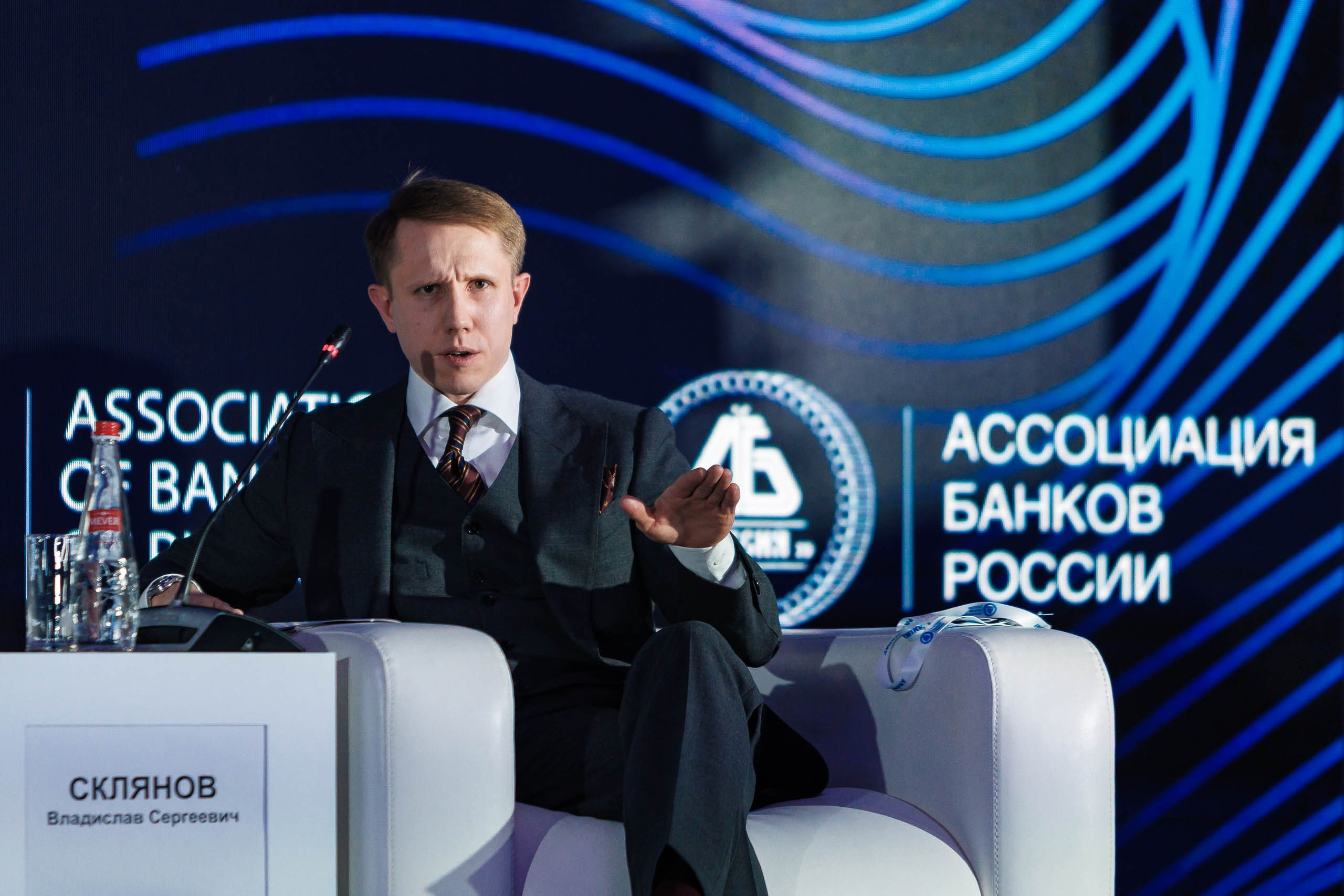 Выступление экспорта форума, эксперт обсуждает финансовые инновации и цифровую трансформацию