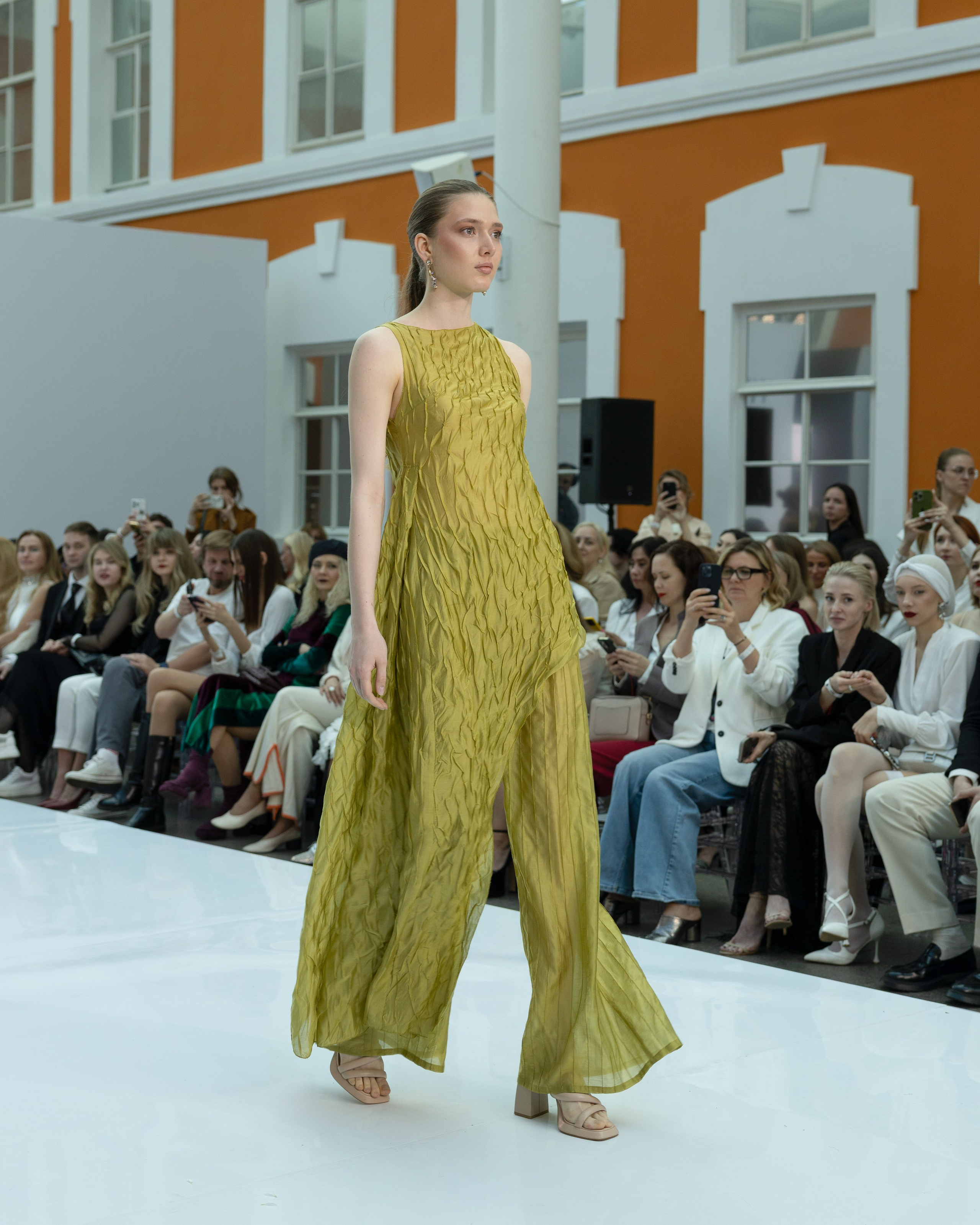 <img src="image.jpg" alt="репортаж с модного показа в Санкт-Петербурге">