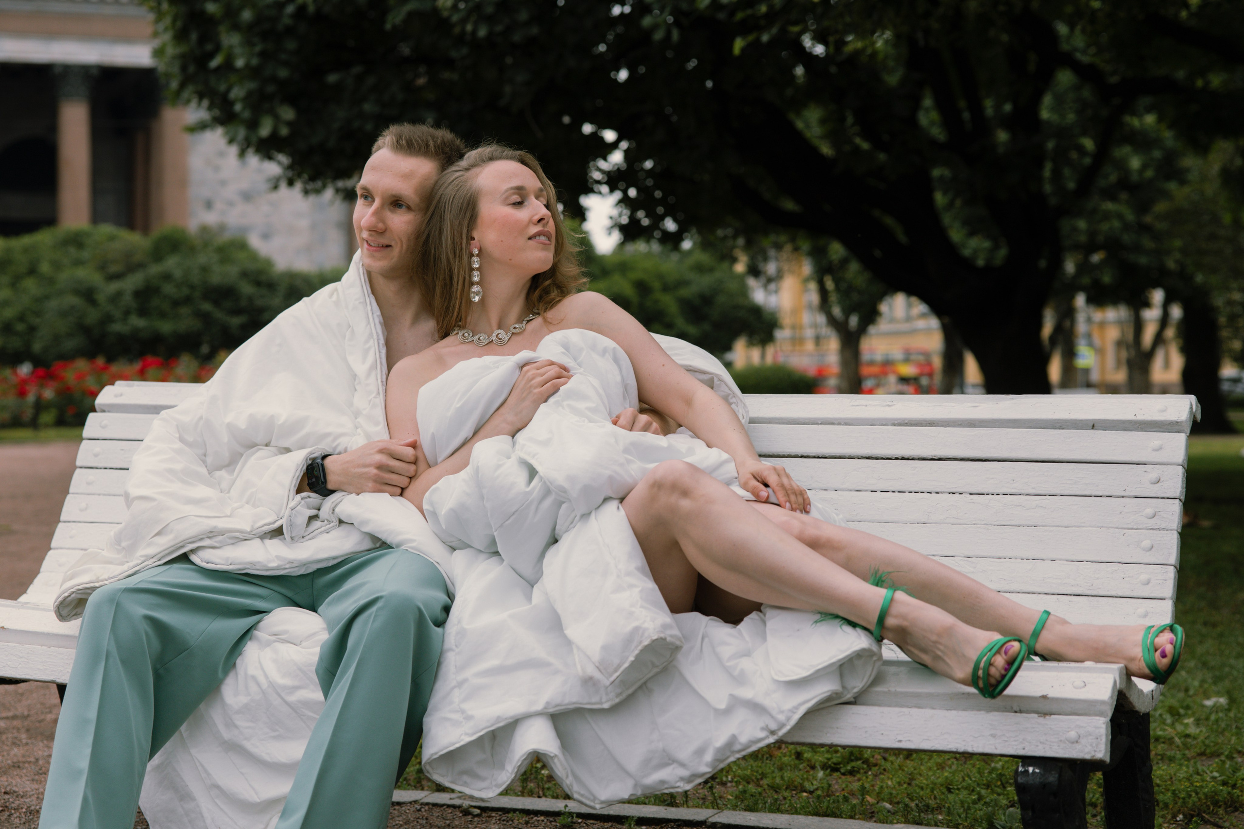 Лавстори прогулка в одеялах по ночному городу летом в Санкт-Петербурге. Фотограф в Санкт-Петербурге Вагнер Юлия