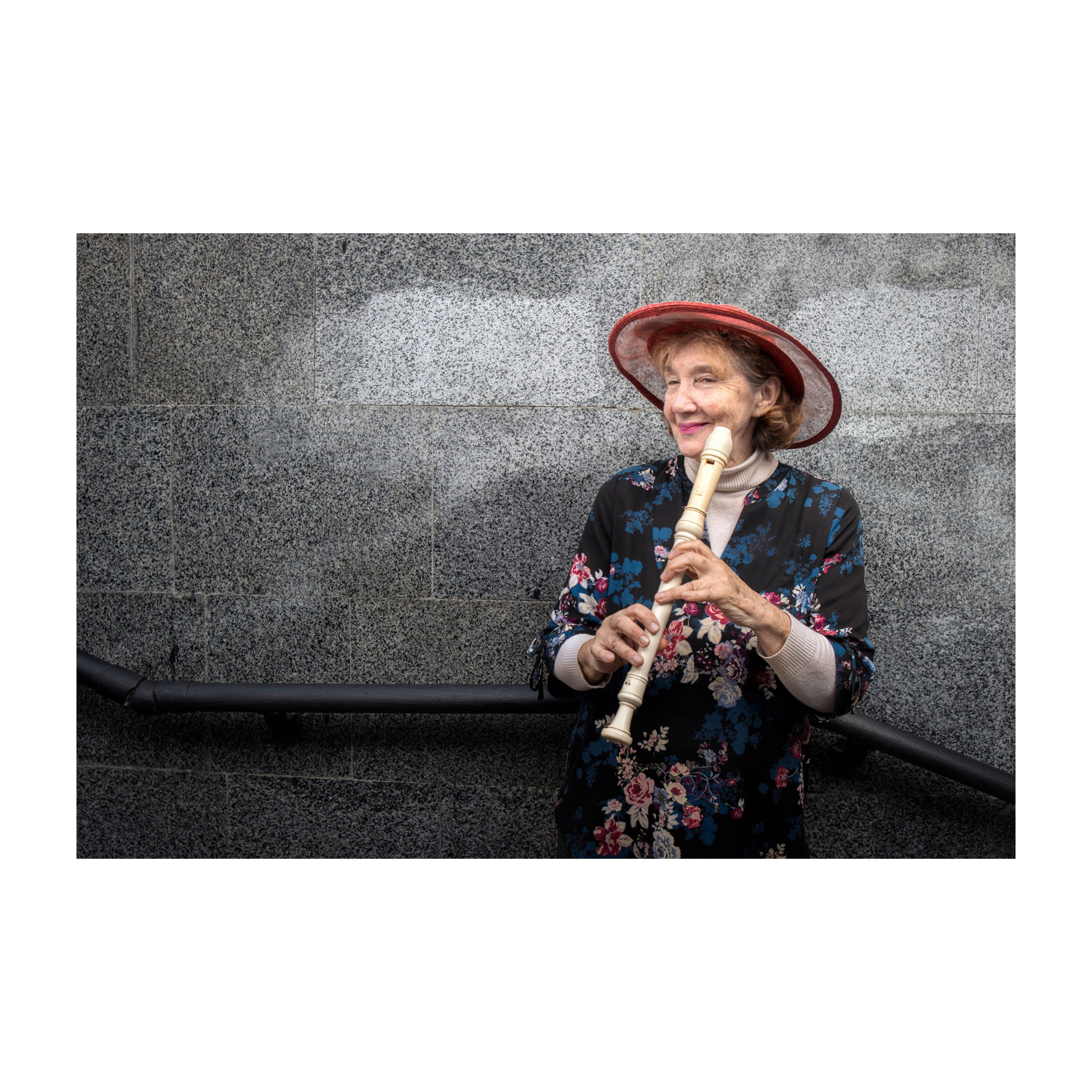 В Питере хорошая погода). Город наполнен правильными тенями и предосенними питерцами). High-quality interior photos for your home, office, hotel