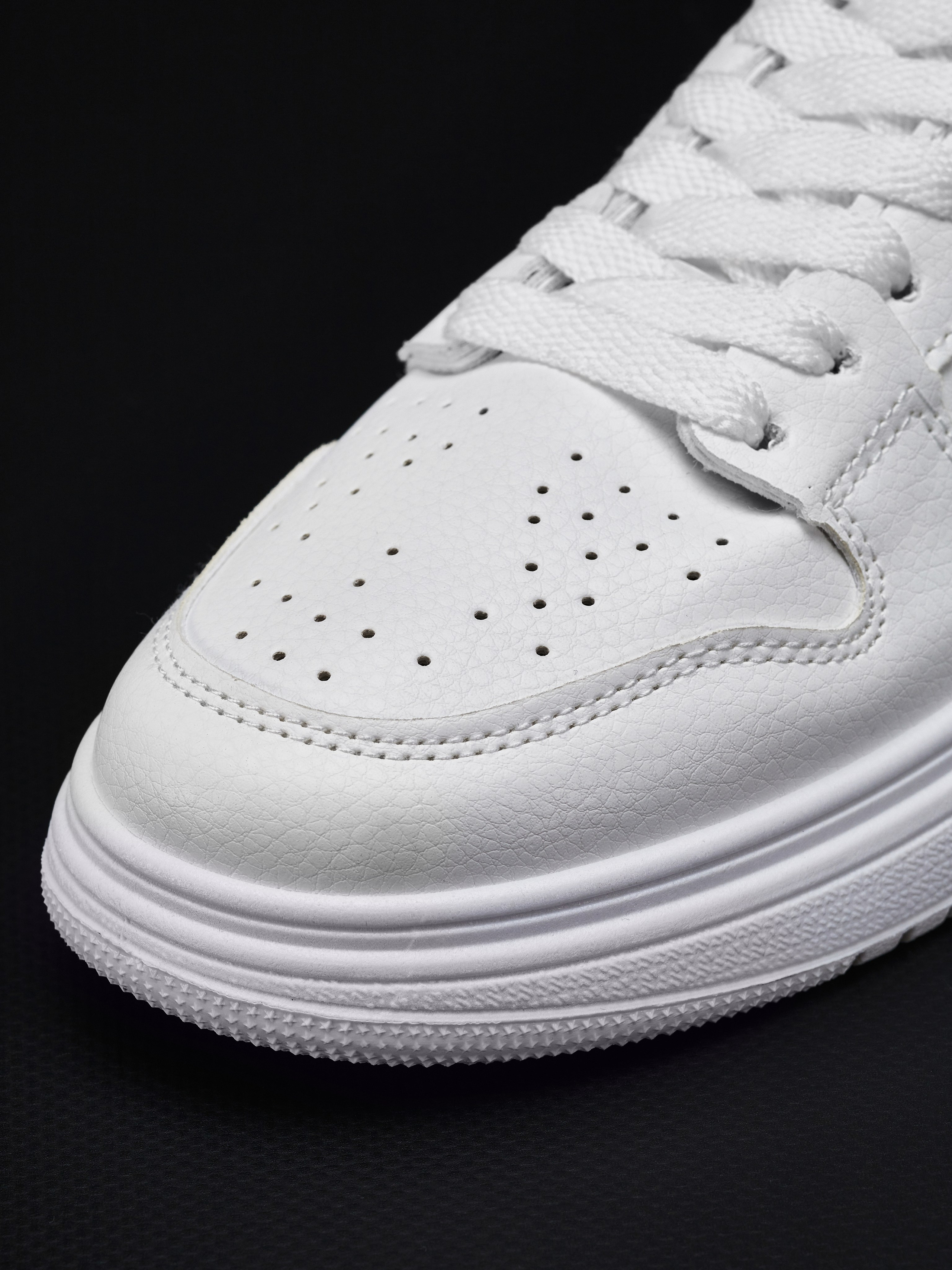 Кеды. Уютная студия предметной съемки для маркетплейсов в городе Москва