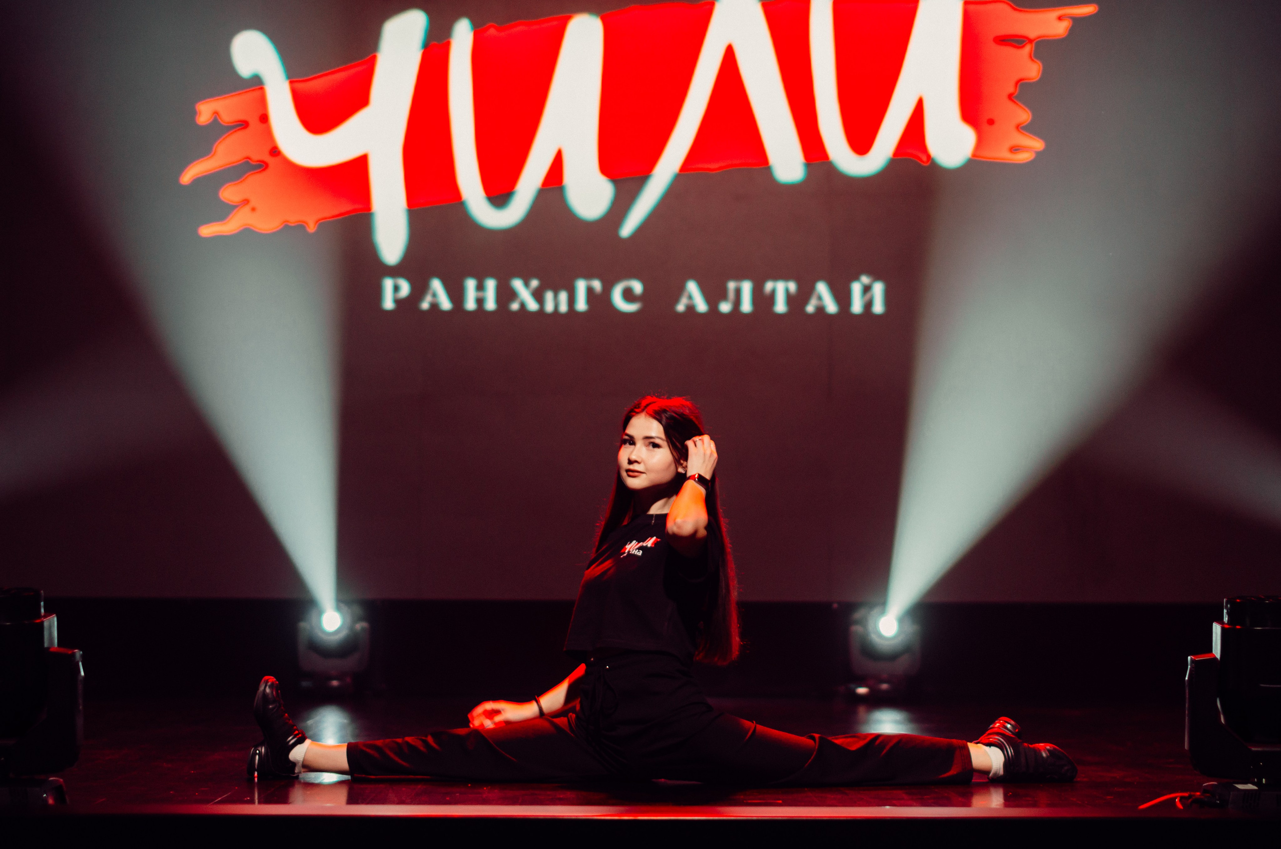 Групповая фотосъемка танцевального коллектива. Денисова Аля — фотограф для парных съемок и индивидуальных историй в Барнауле