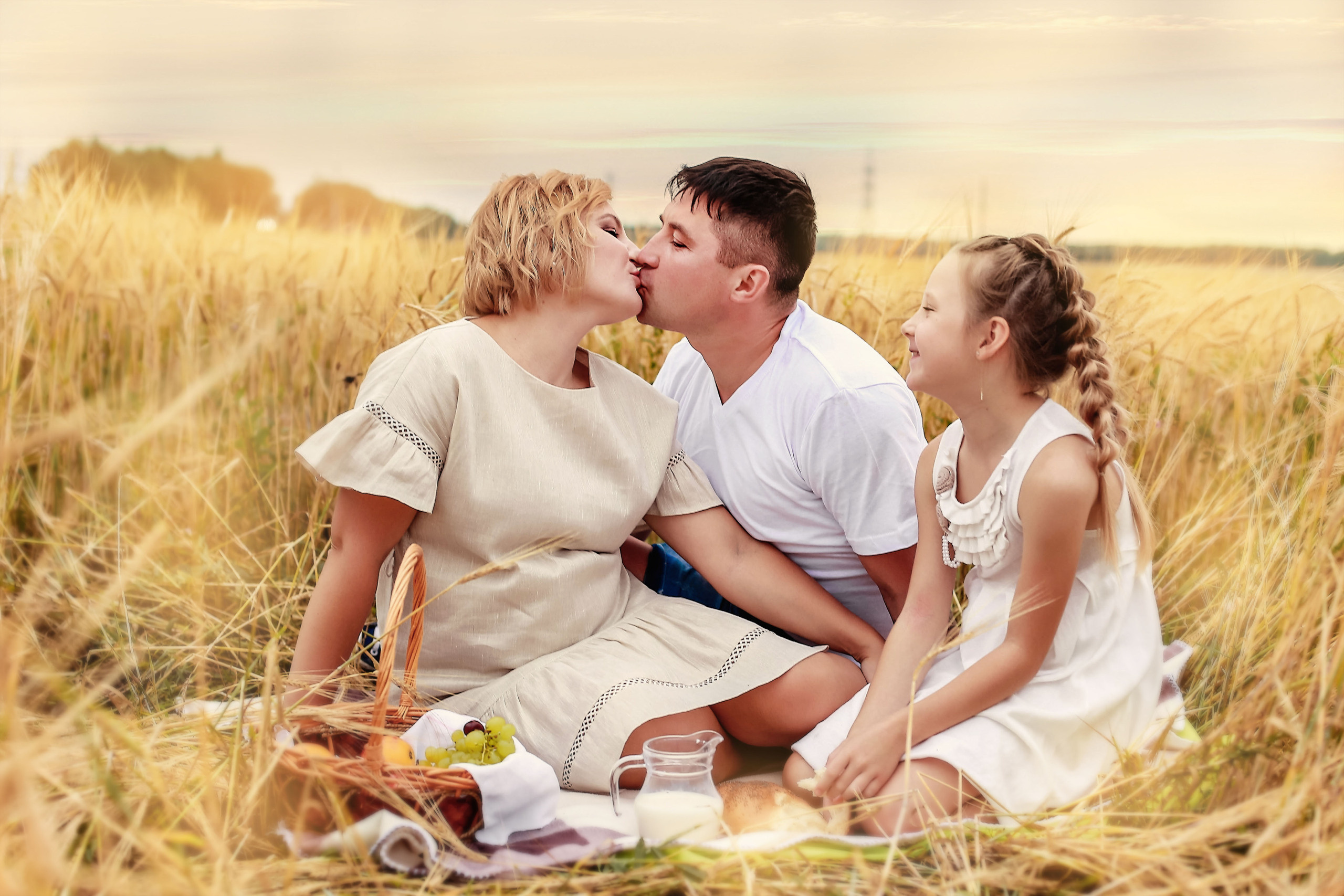 В подсолнухах и в поле пшеницы. В ожидании. Иванова Ирина Свадебный и семейный фотограф г. Уфа