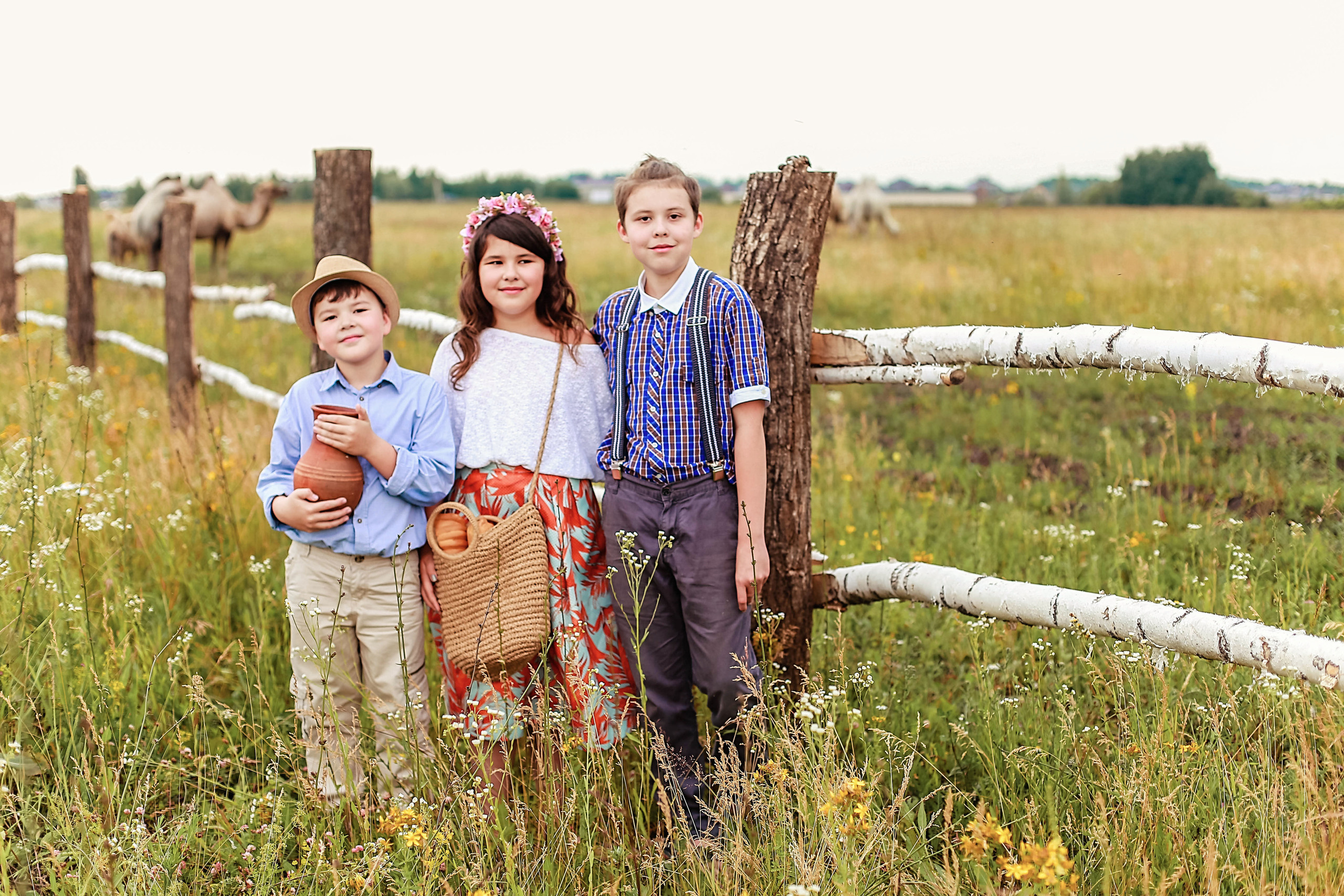 Кормление верблюдов. Семейная съемка. Иванова Ирина Свадебный и семейный фотограф г. Уфа