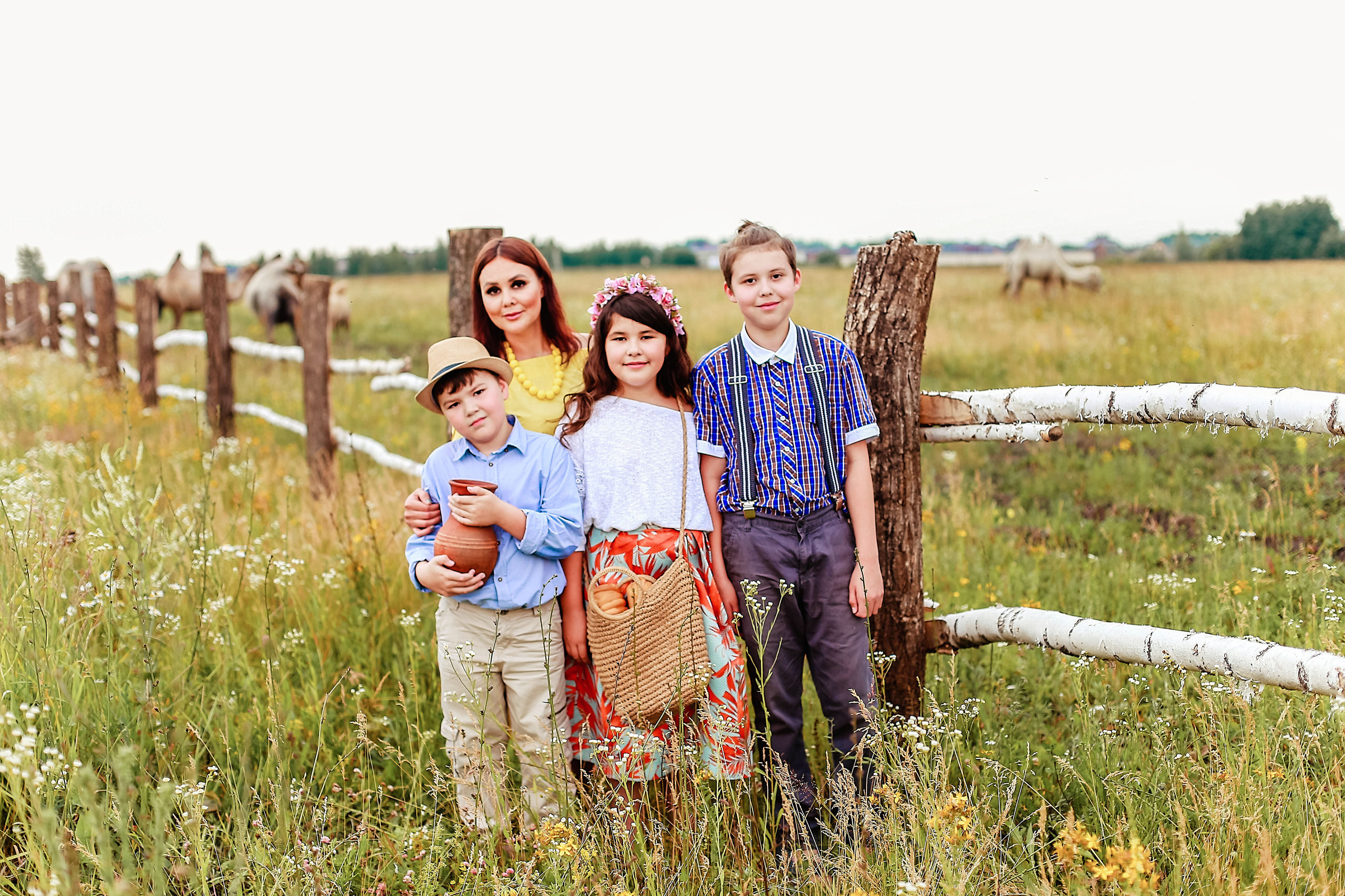 Кормление верблюдов. Семейная съемка. Иванова Ирина Свадебный и семейный фотограф г. Уфа