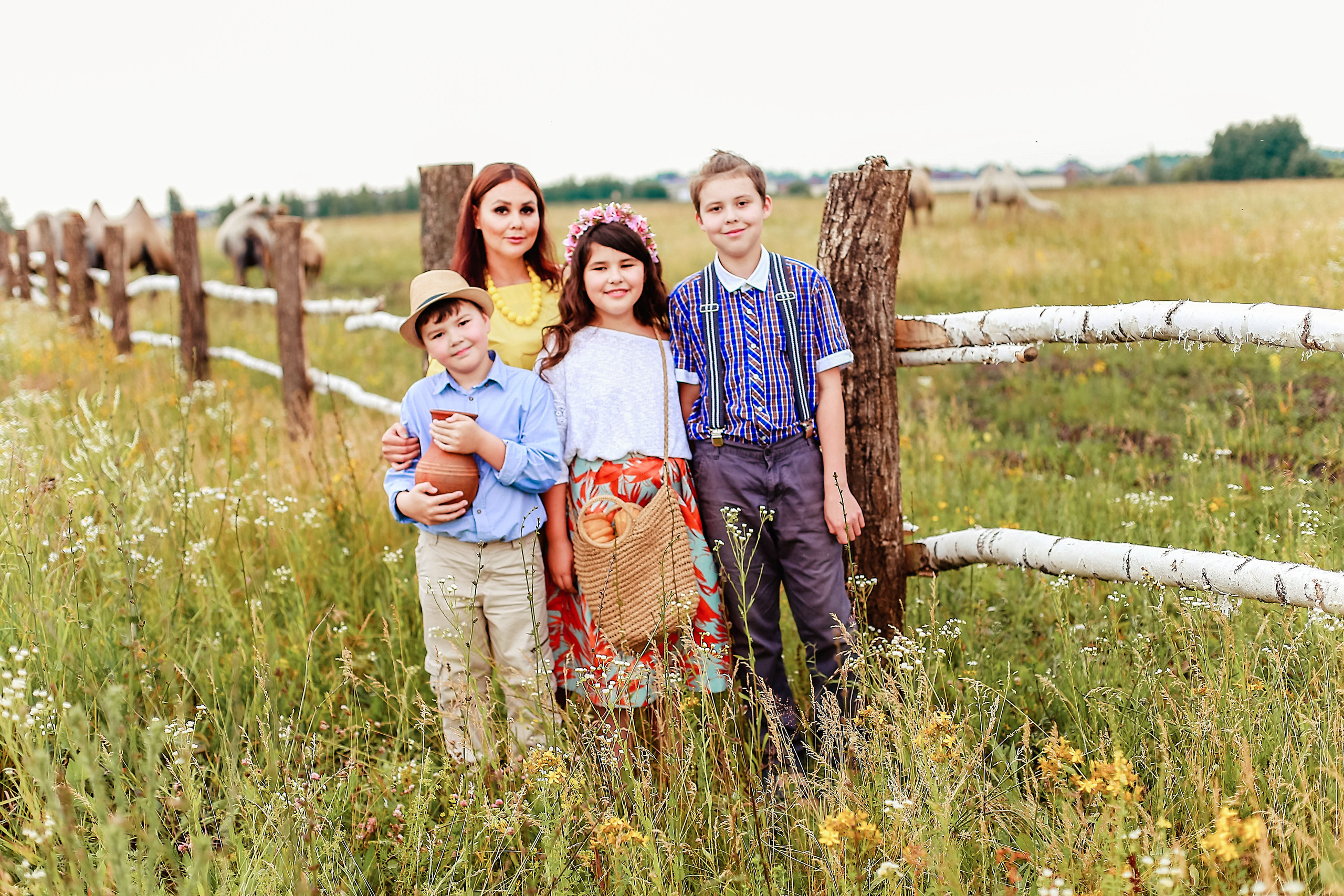Кормление верблюдов. Семейная съемка. Иванова Ирина Свадебный и семейный фотограф г. Уфа