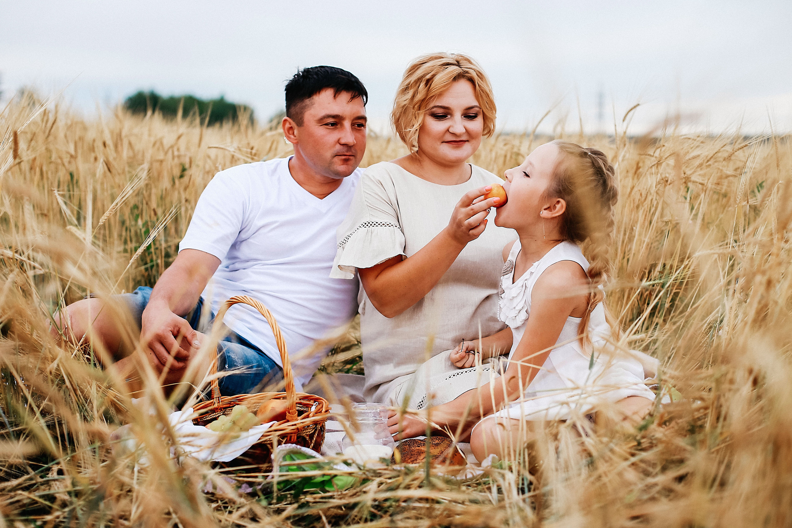 В подсолнухах и в поле пшеницы. В ожидании. Иванова Ирина Свадебный и семейный фотограф г. Уфа