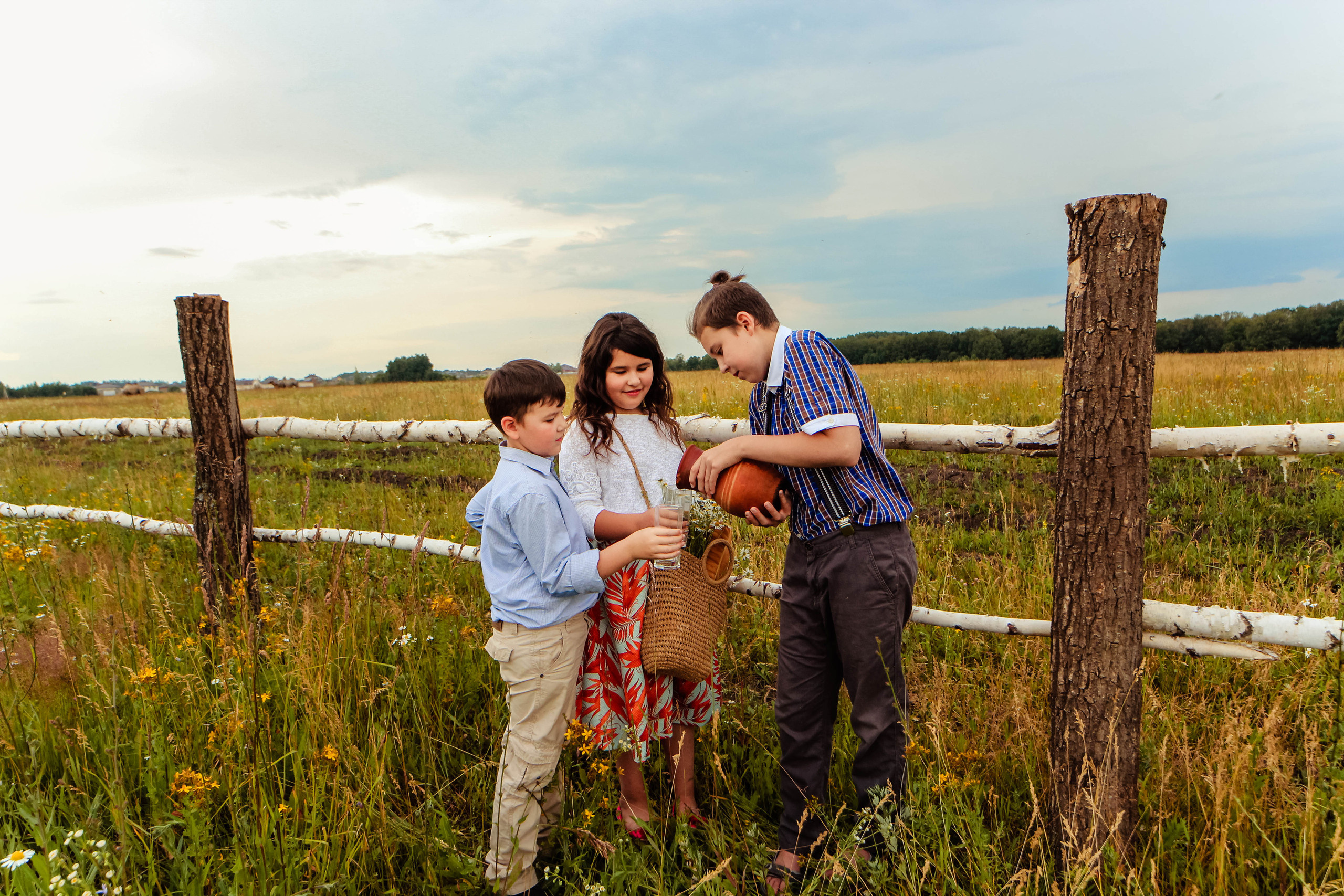 Кормление верблюдов. Семейная съемка. Иванова Ирина Свадебный и семейный фотограф г. Уфа
