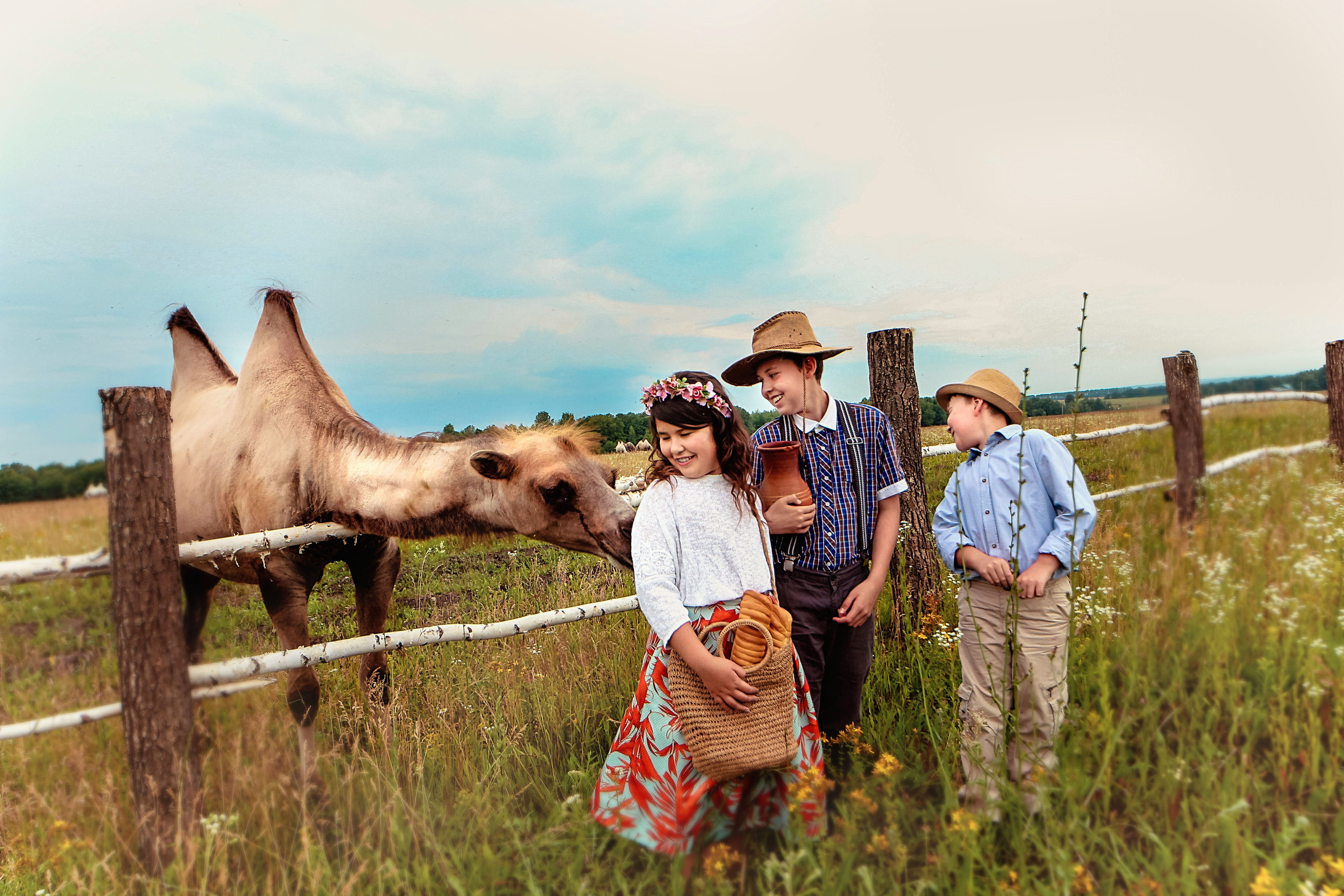 Кормление верблюдов. Семейная съемка. Иванова Ирина Свадебный и семейный фотограф г. Уфа