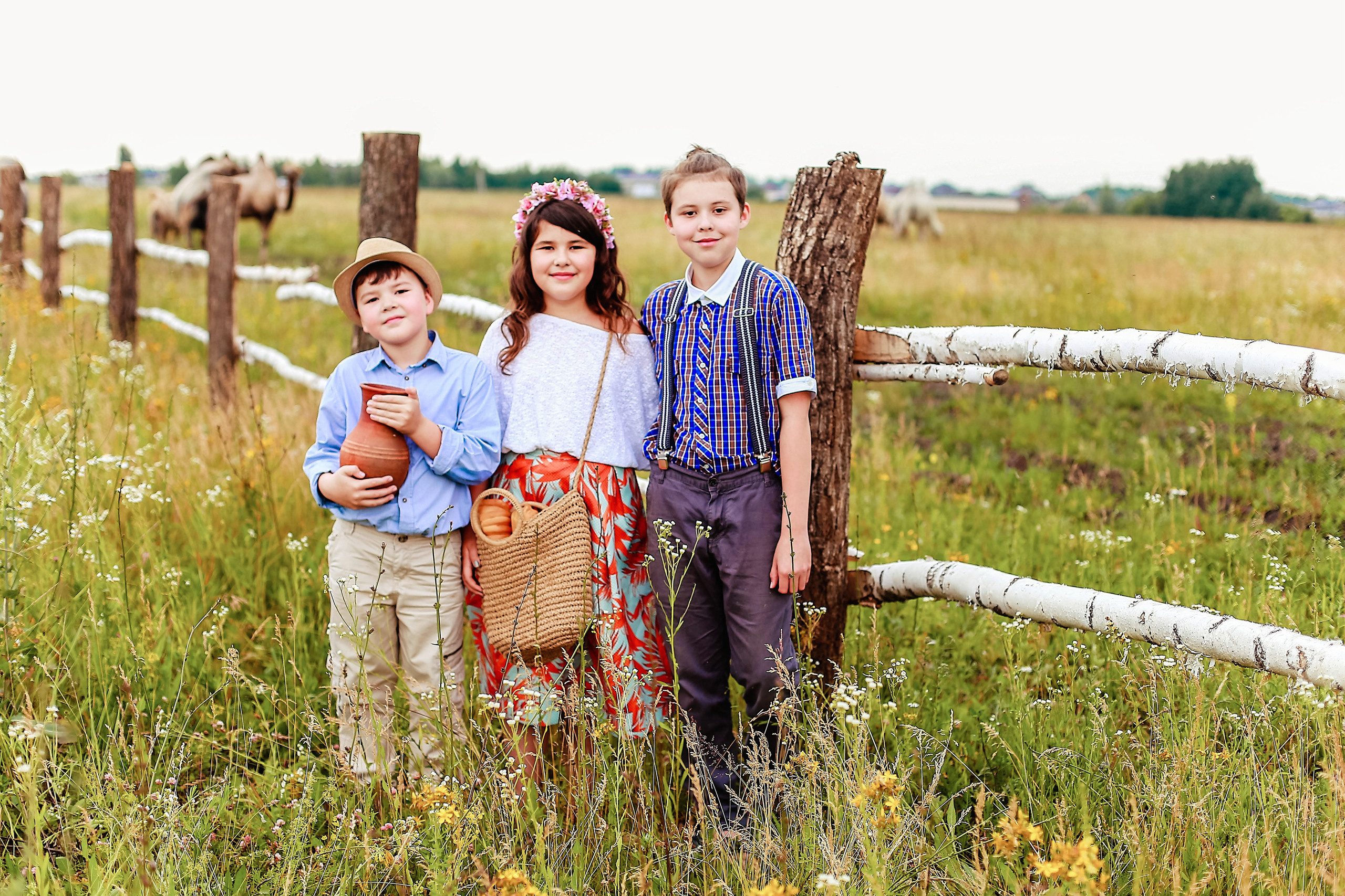 Кормление верблюдов. Семейная съемка. Иванова Ирина Свадебный и семейный фотограф г. Уфа