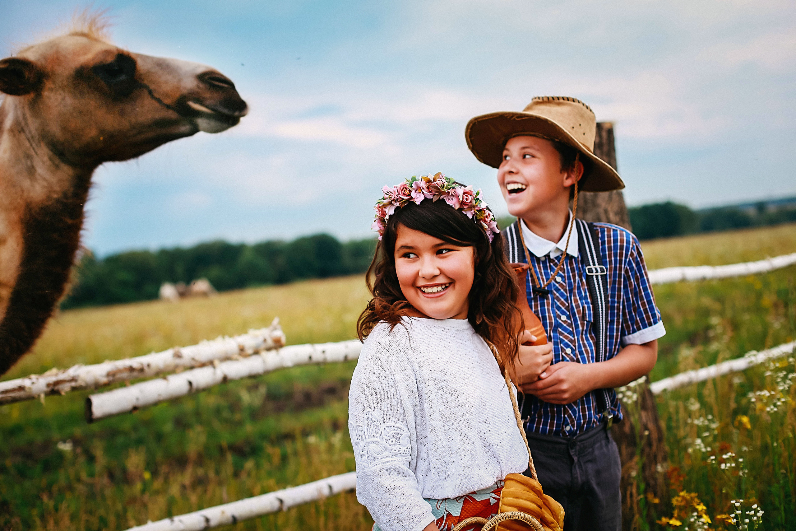 Кормление верблюдов. Семейная съемка. Иванова Ирина Свадебный и семейный фотограф г. Уфа