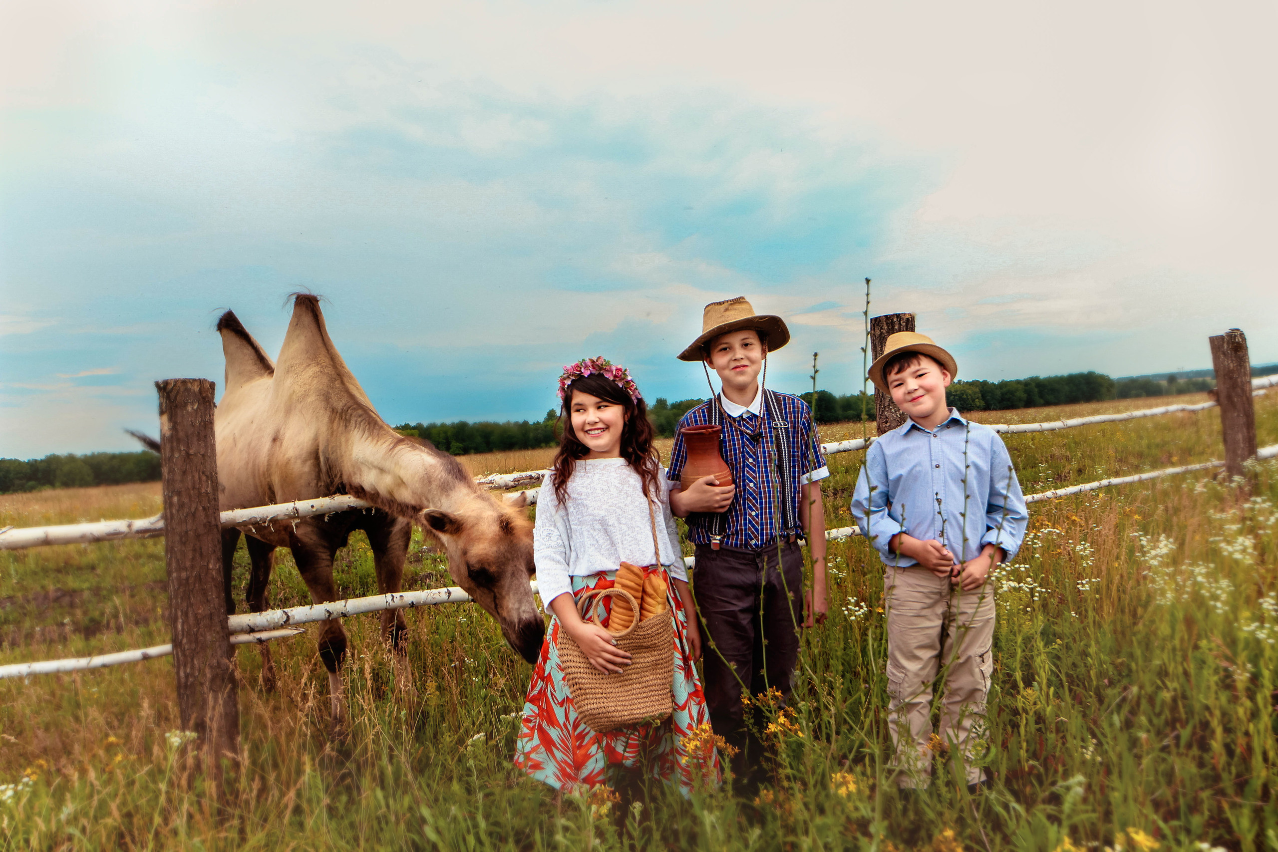 Кормление верблюдов. Семейная съемка. Иванова Ирина Свадебный и семейный фотограф г. Уфа