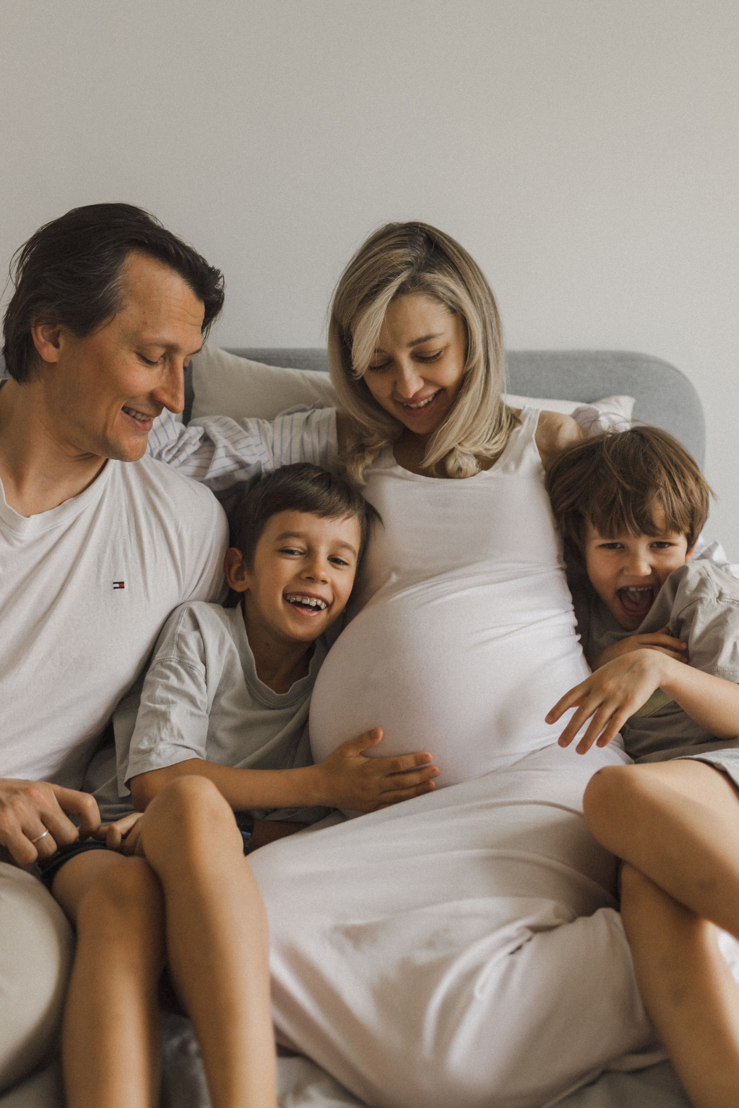 Катя, Паша, Валера и Родион ждут братика. Семейный фотограф в Москве