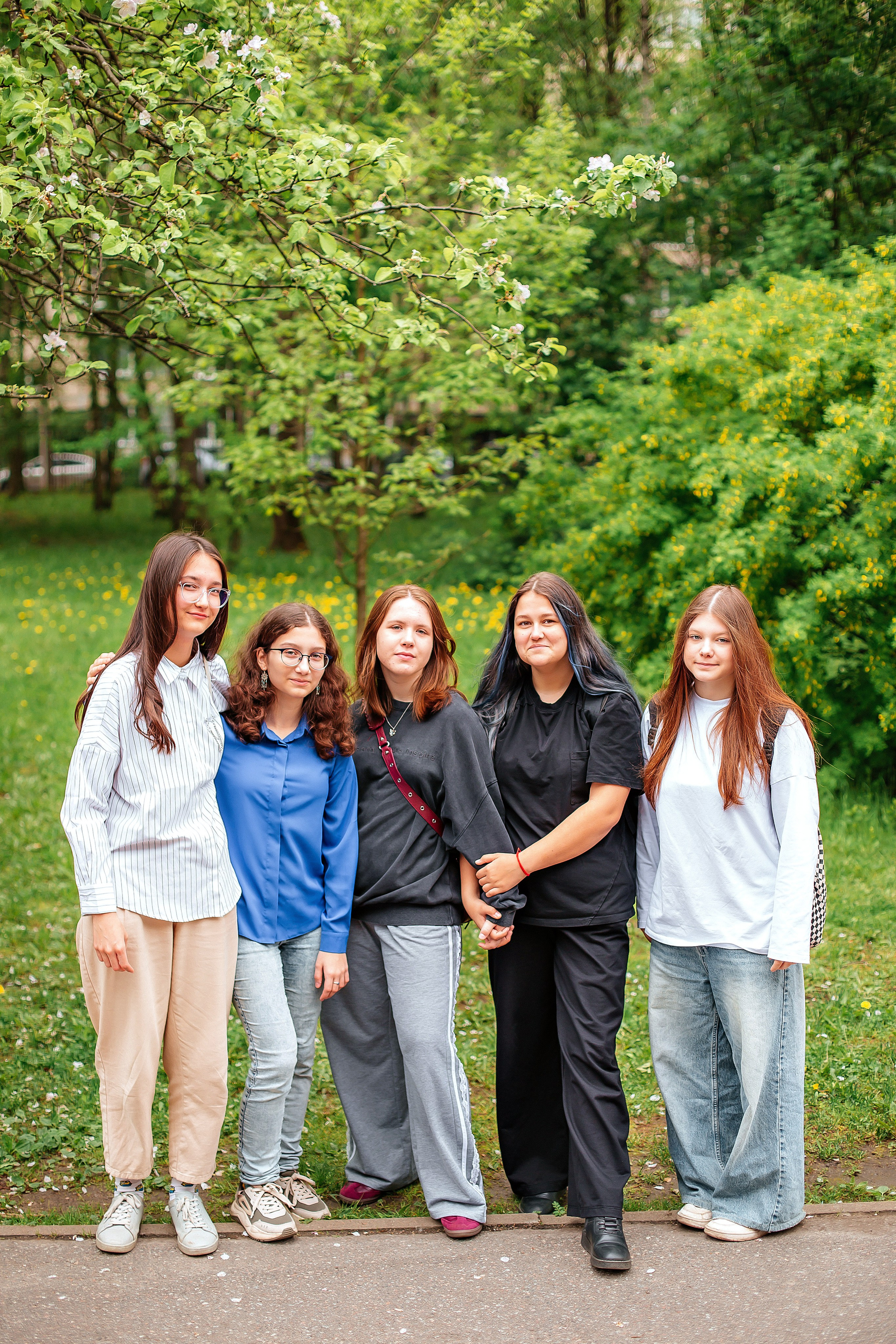 Старшеклассники, прогулка у школы. Семейный фотограф Любовь Саркеева