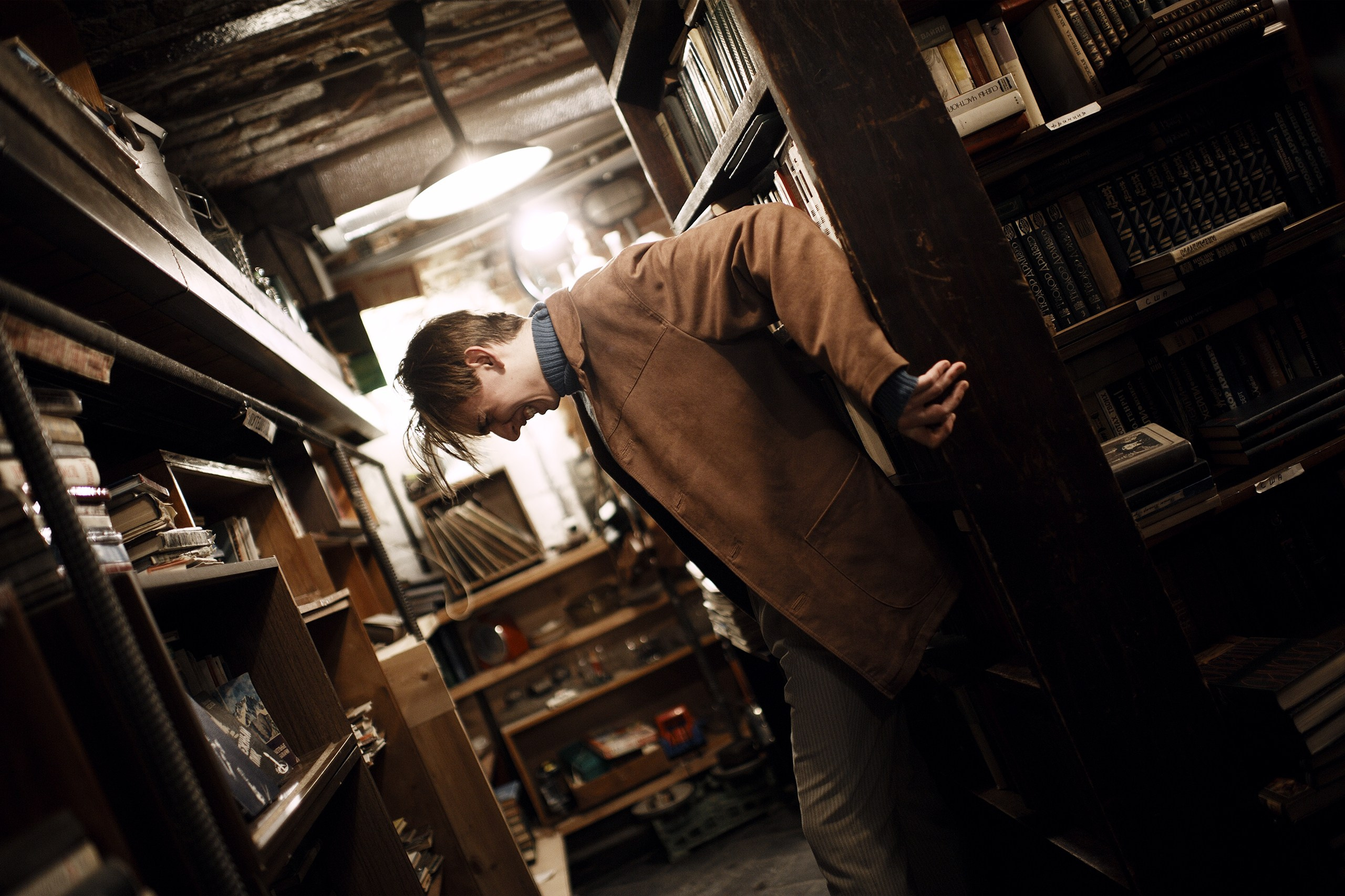 Парень подпирает собой шкаф 