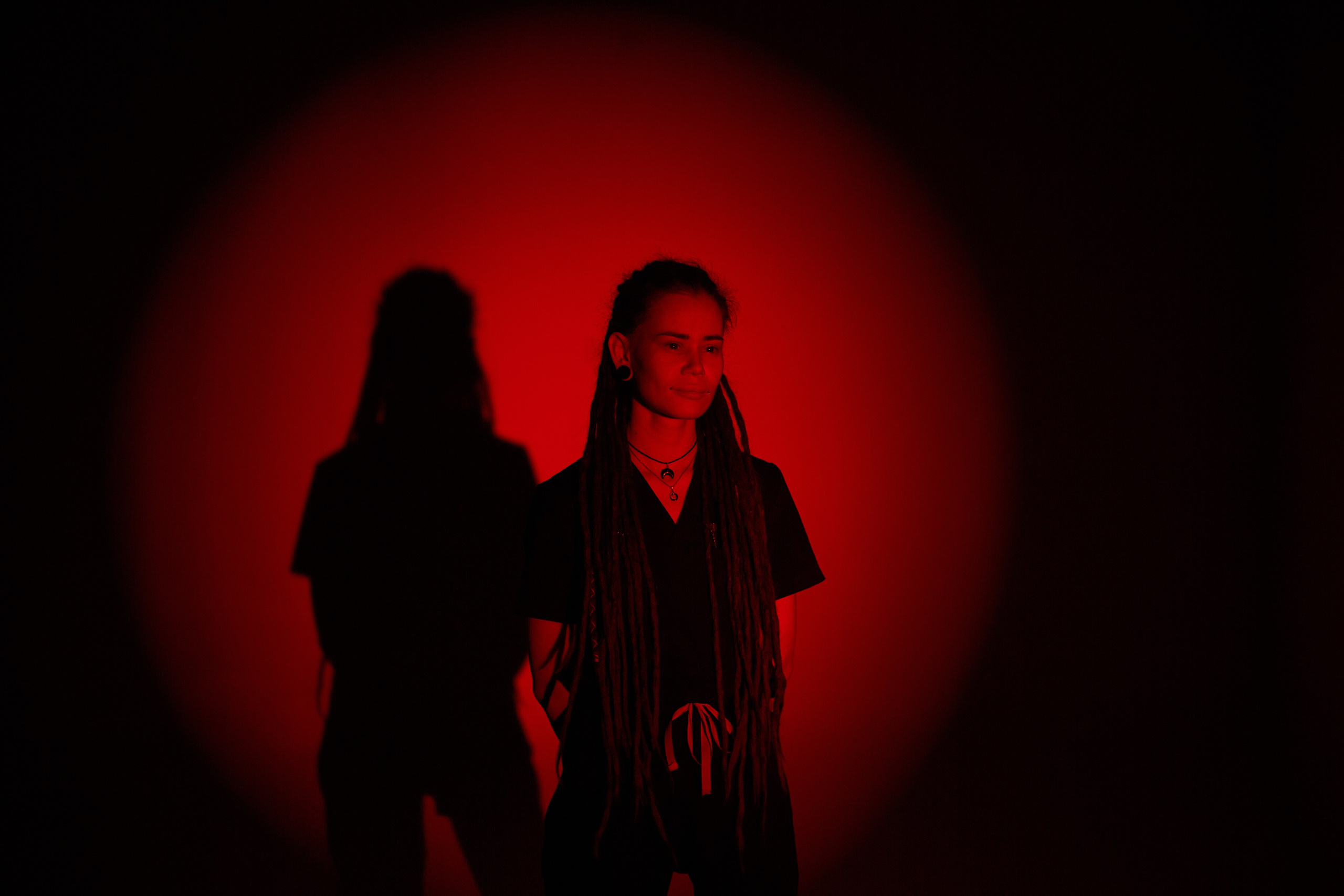 Девушка с дредами и серой кошкой на руках – студийный портрет, профессиональная фотосессия в Пензе.