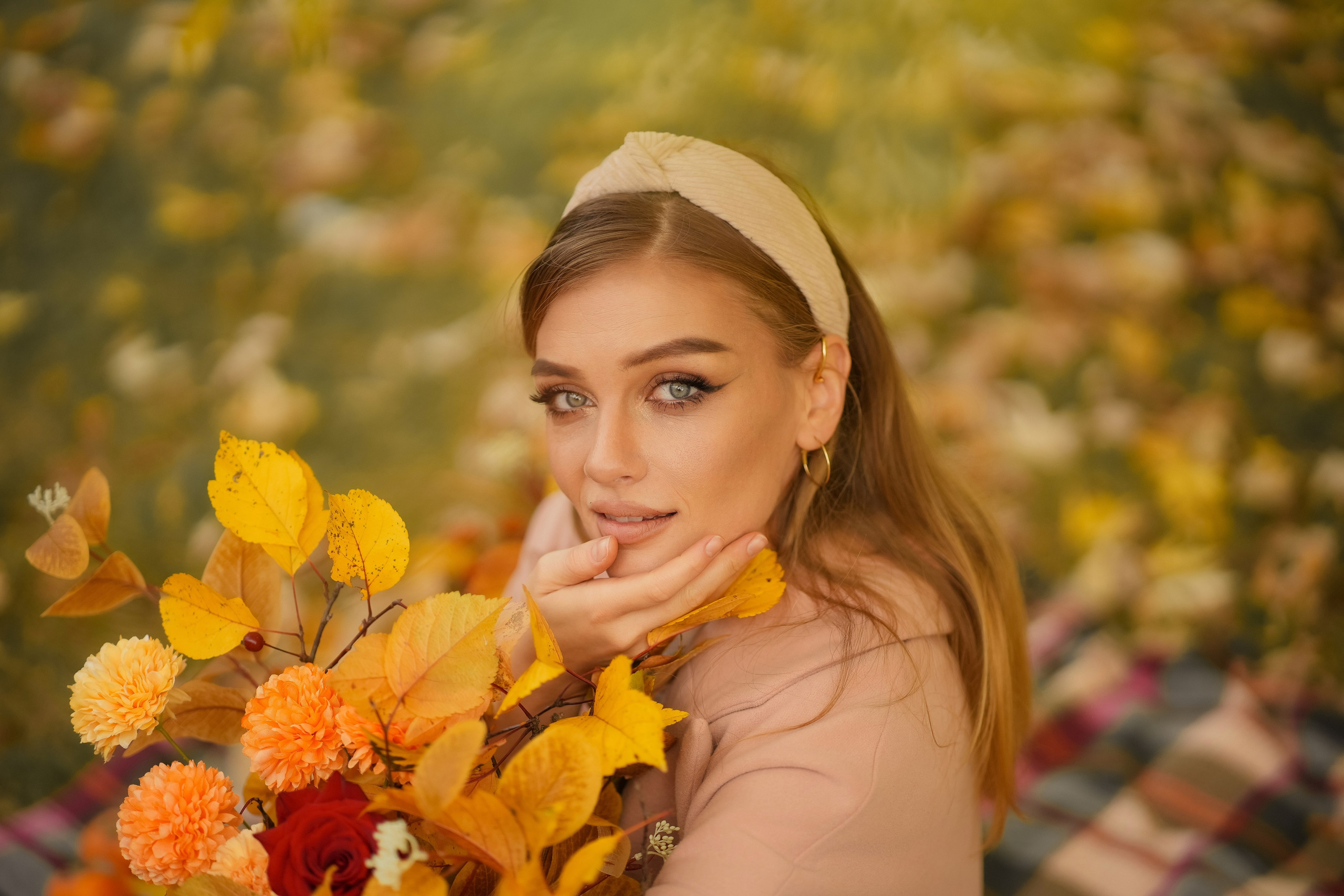 Красивая девушка блондинка прогулка в парке с цветами золотой осенью