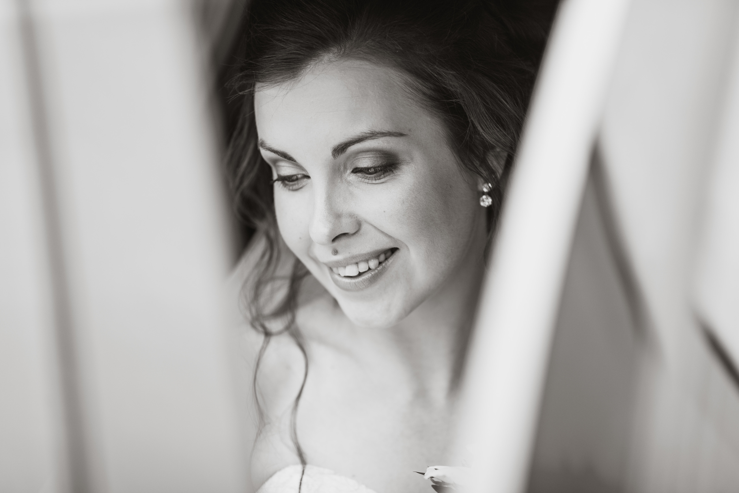 Фотографии красивой пары в белых интерьерах. Олег Сверчков | Свадебный фотограф Вологда