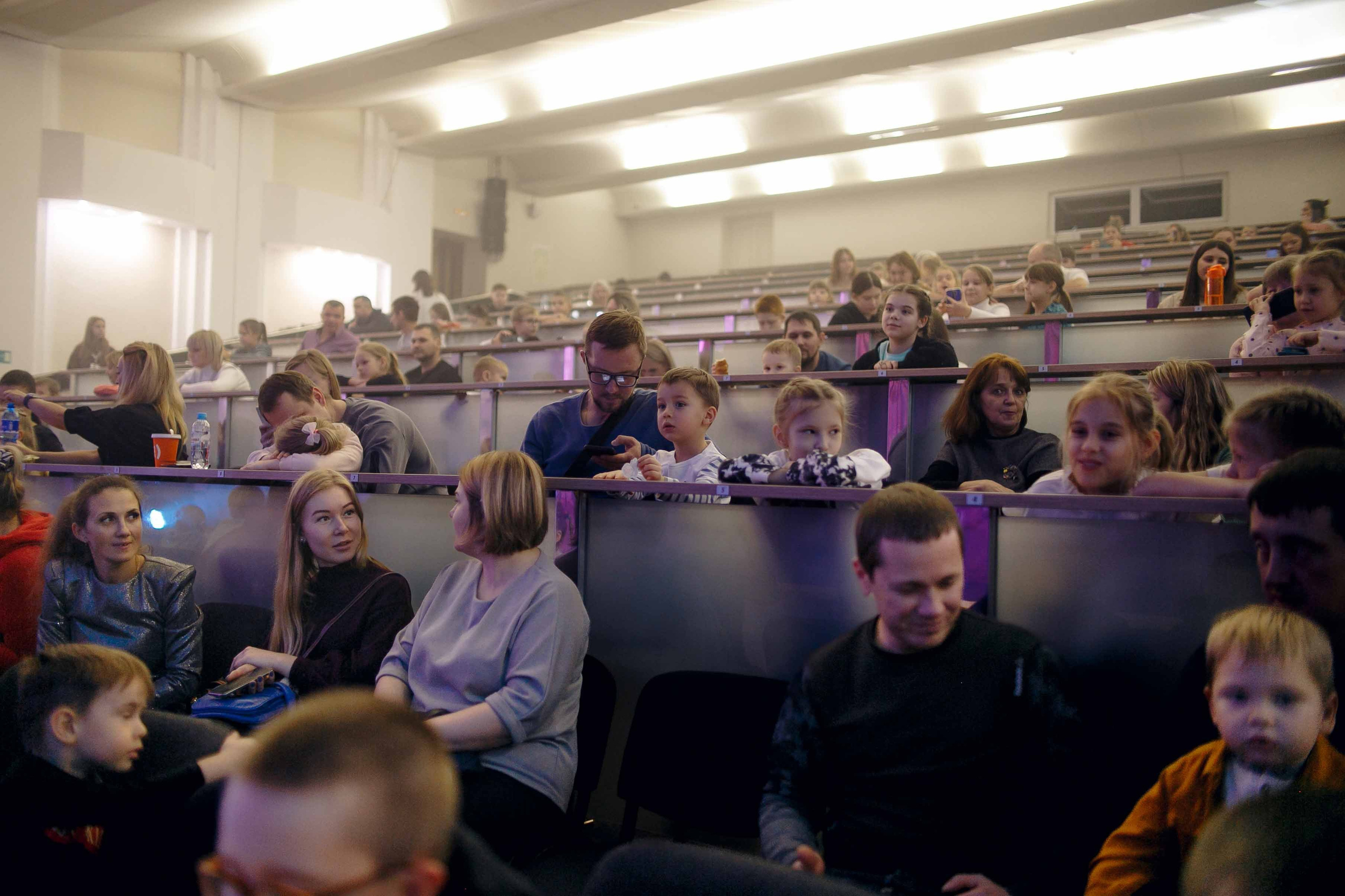 Елка в «Казармах» ТЮЗ. Ваш репортажный фотограф Артемий Антонов