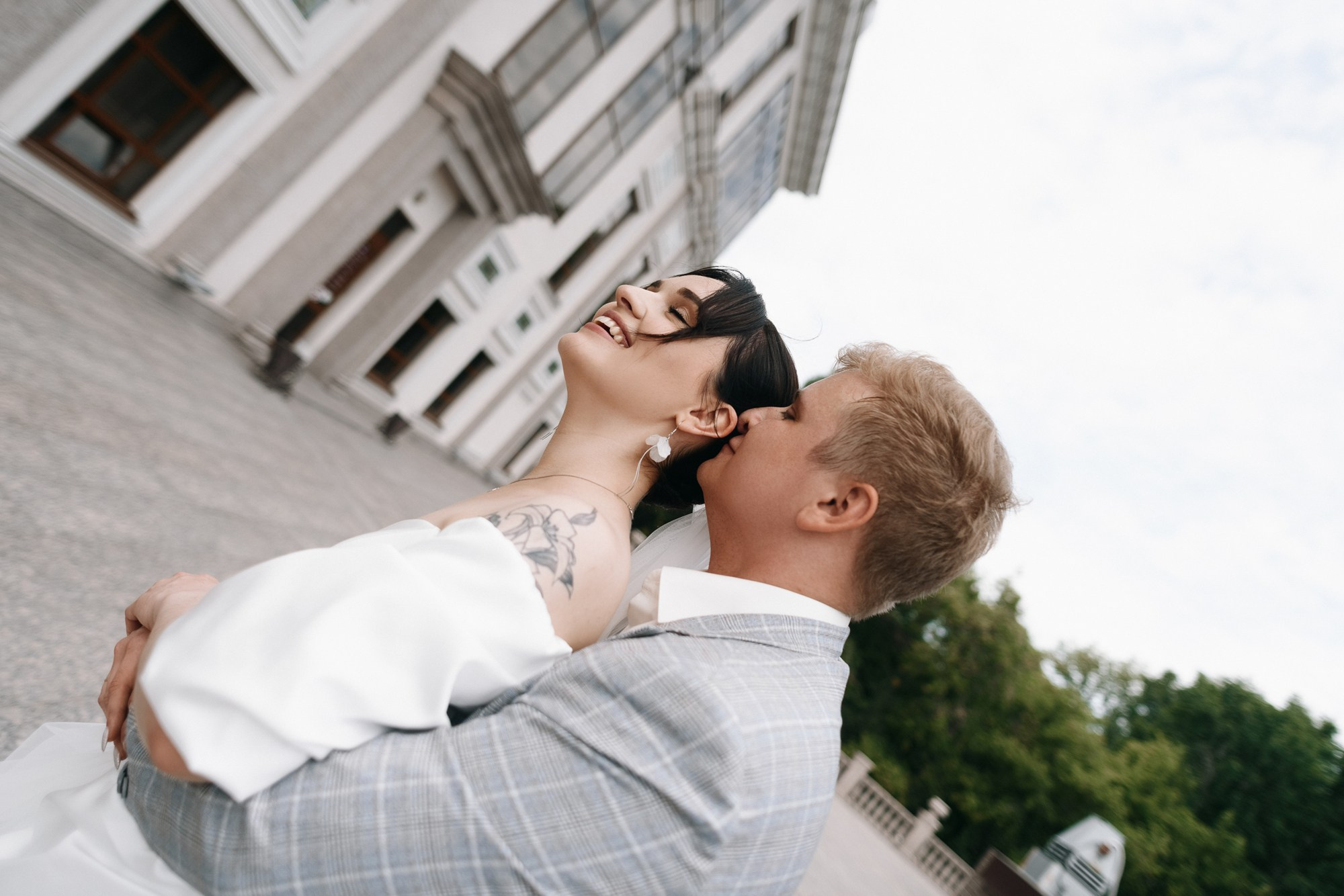 Свадебный фотограф Тюмень — Роман и Ксения: фотосессия с гостями и прогулка в парке. Портретный фотограф Тюмень Дарья Мустафина