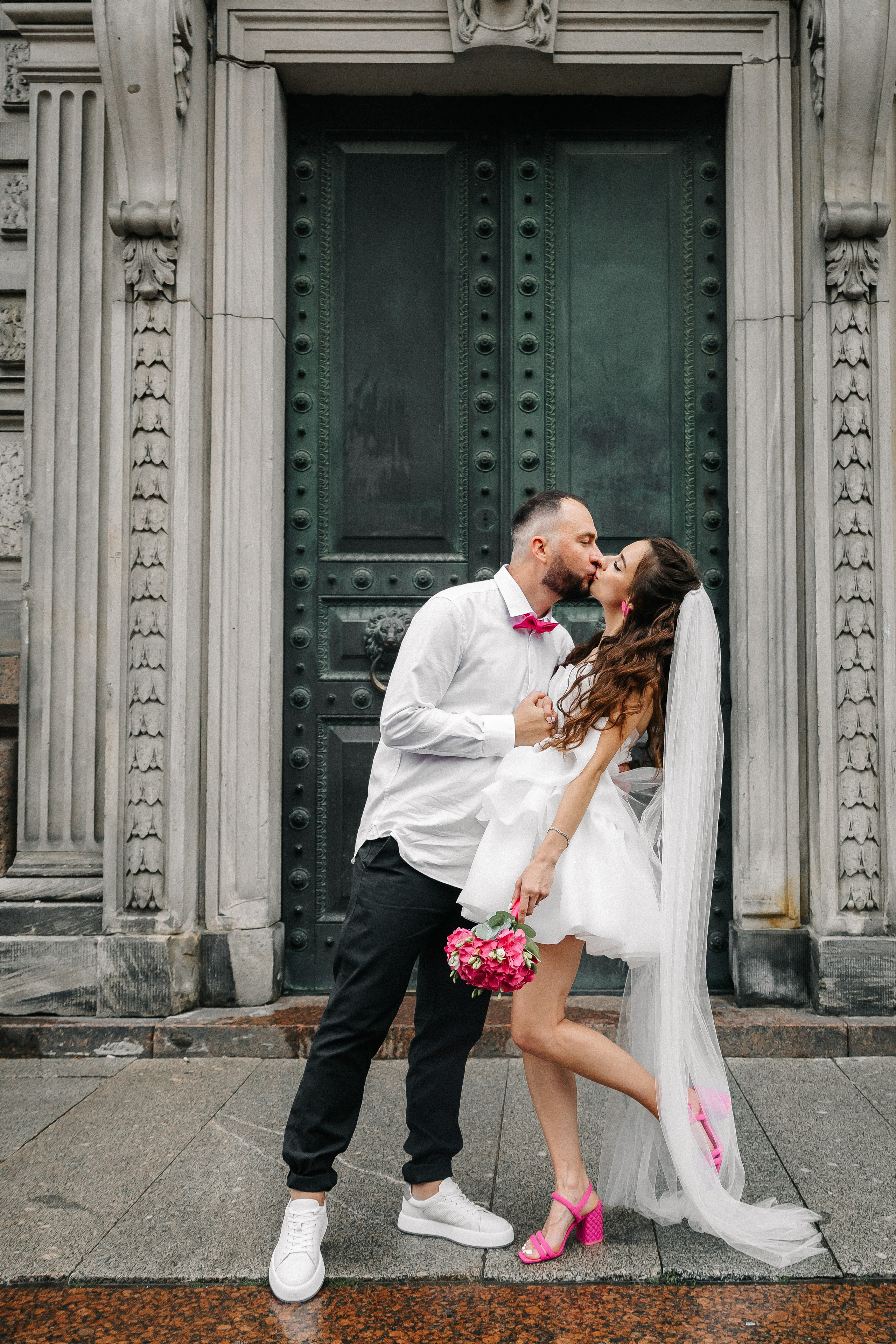 ДВОРЕЦ № 2 | Июль, кабриолет, академия Штиглица. Свадебный фотограф в Санкт-Петербурге Полина Корзухина