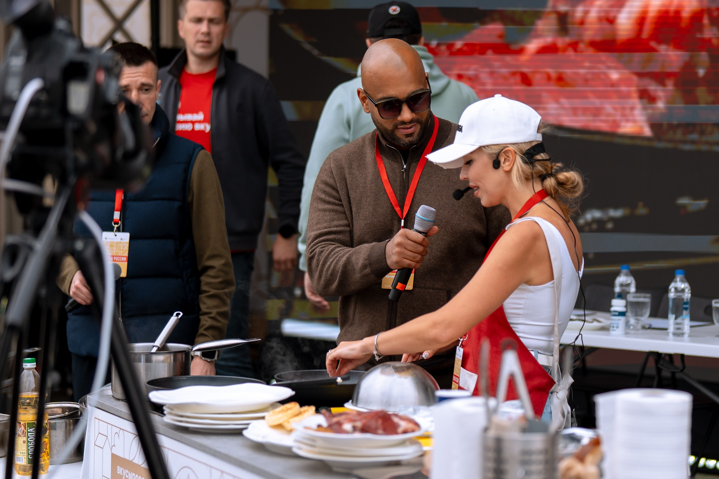 Анна Кведар готовит блюдо на фестивале Вкусы России. Москва ВДНХ