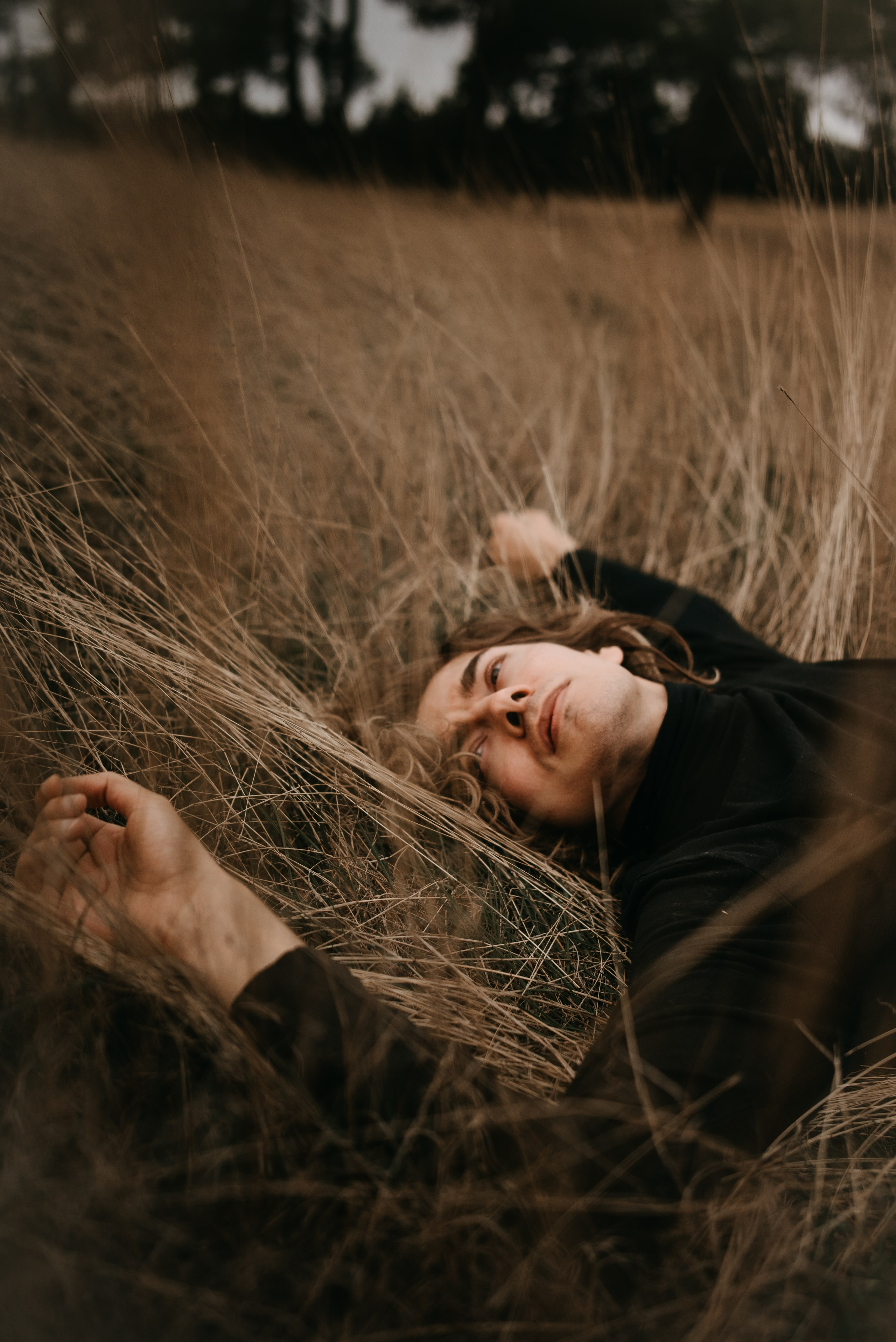 Мужская портретная фотосессия на природе. Портретный и свадебный фотограф в Тбилиси • xeniqo