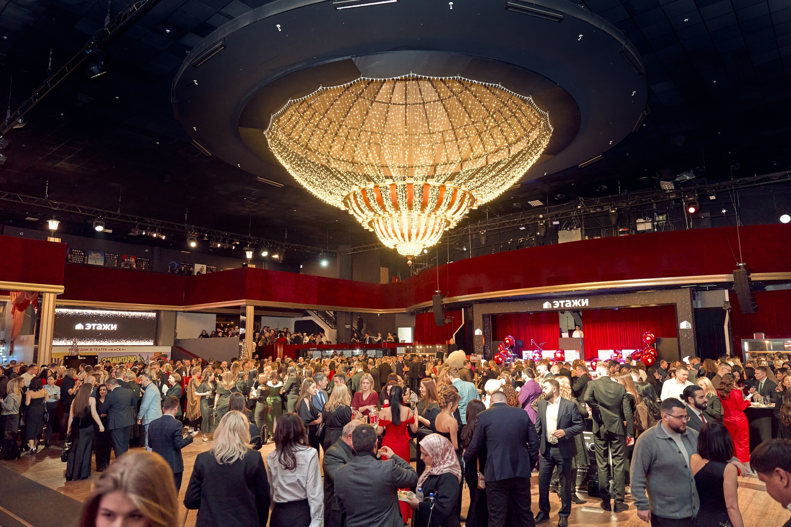 люди в фойе театра МДМ
