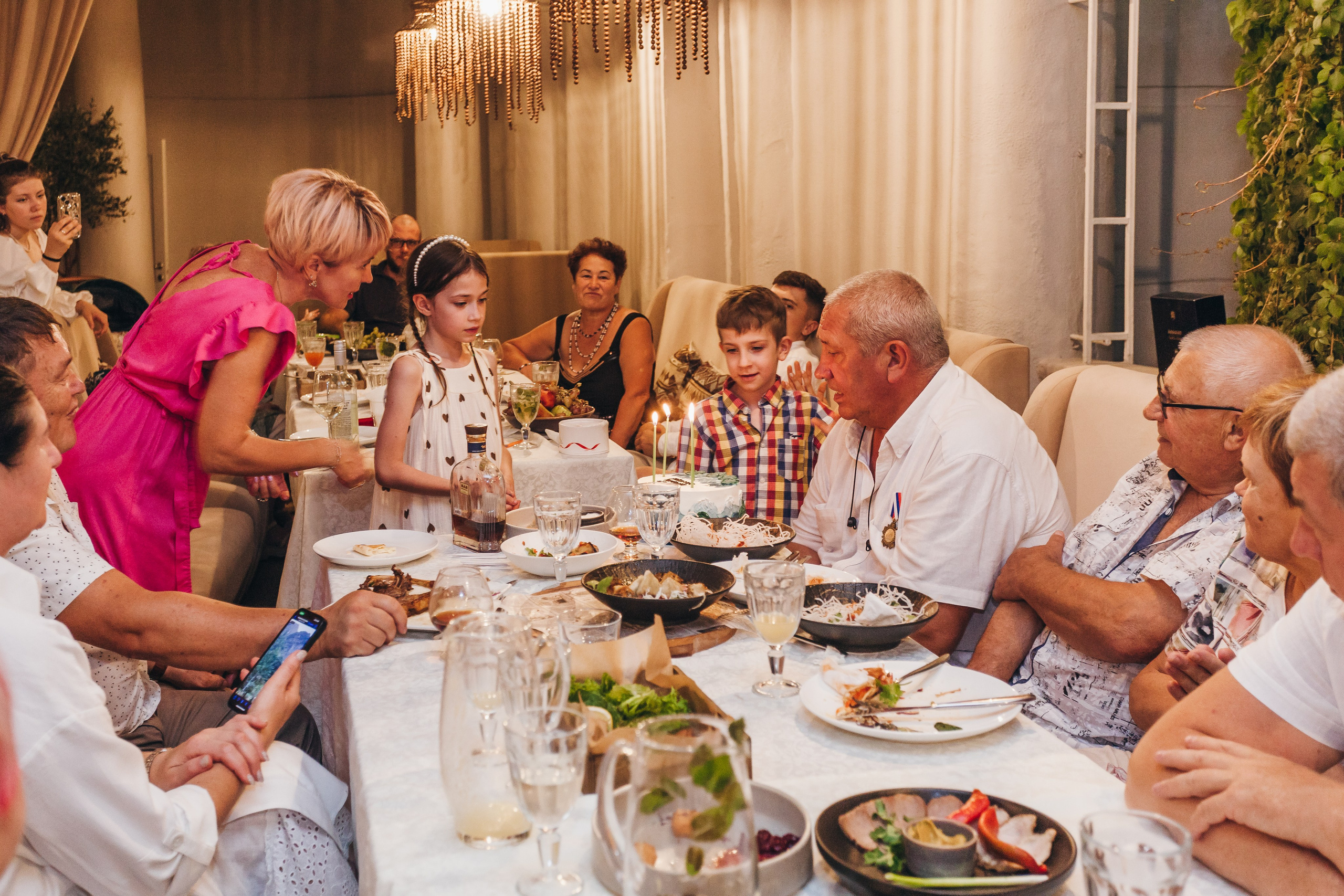 День рождение в уютном ресторане. Фотограф Денис Денисов