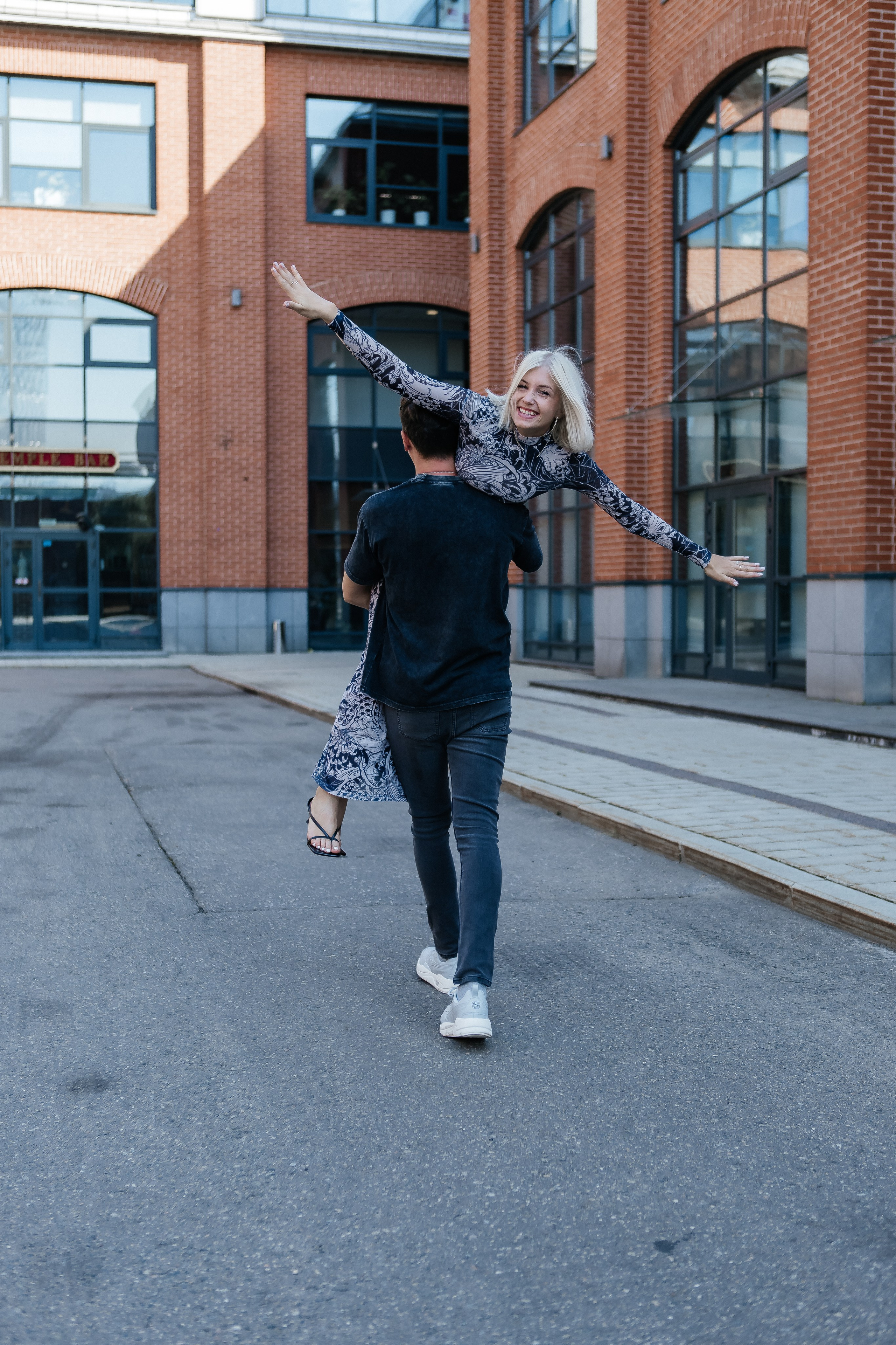 Фотопрогулка влюбленных среди современной архитектуры завода «Арма». Свадебный фотограф в Москве