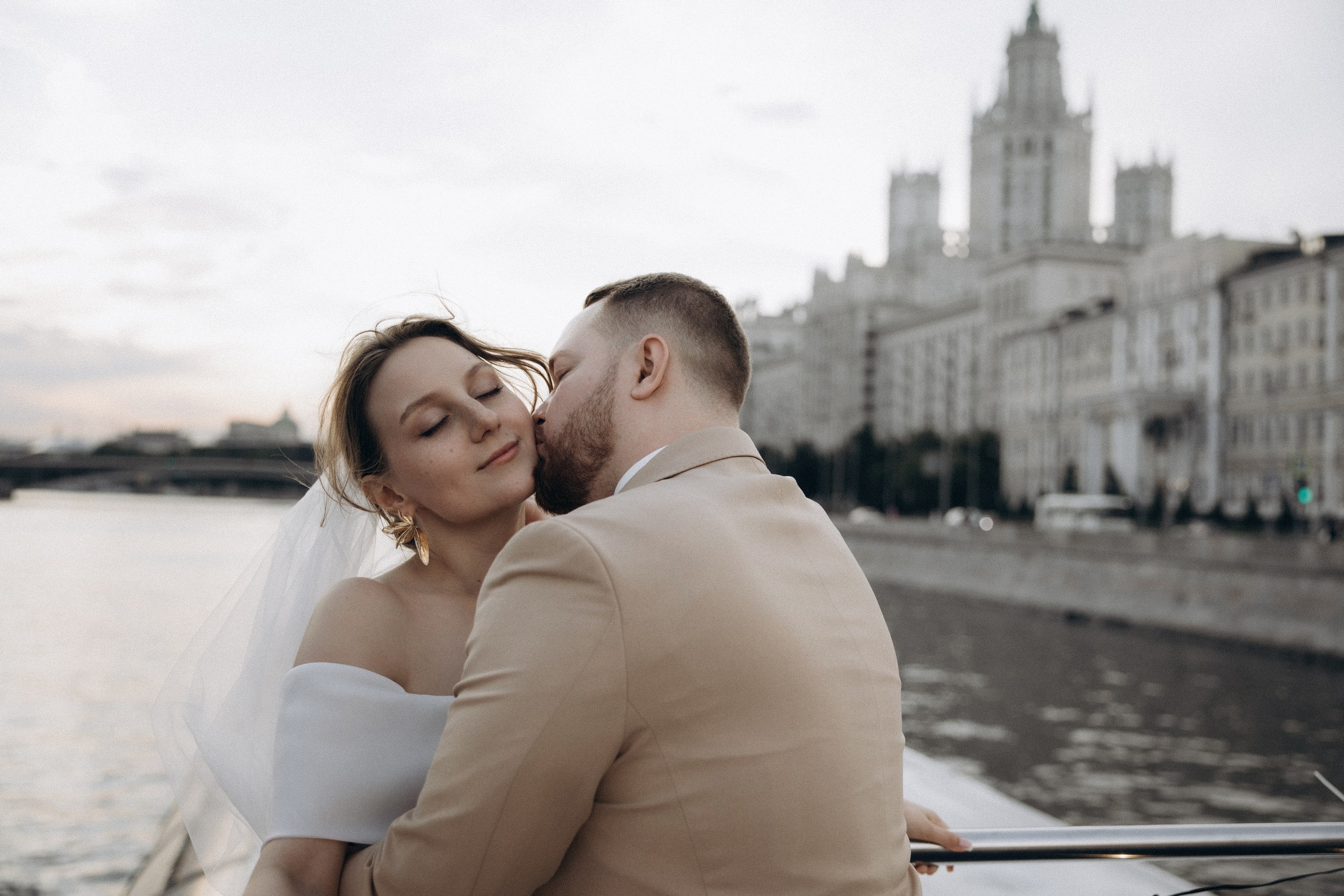 Утро невесты и свадебная фотосессия на теплоходе по Москве-реке