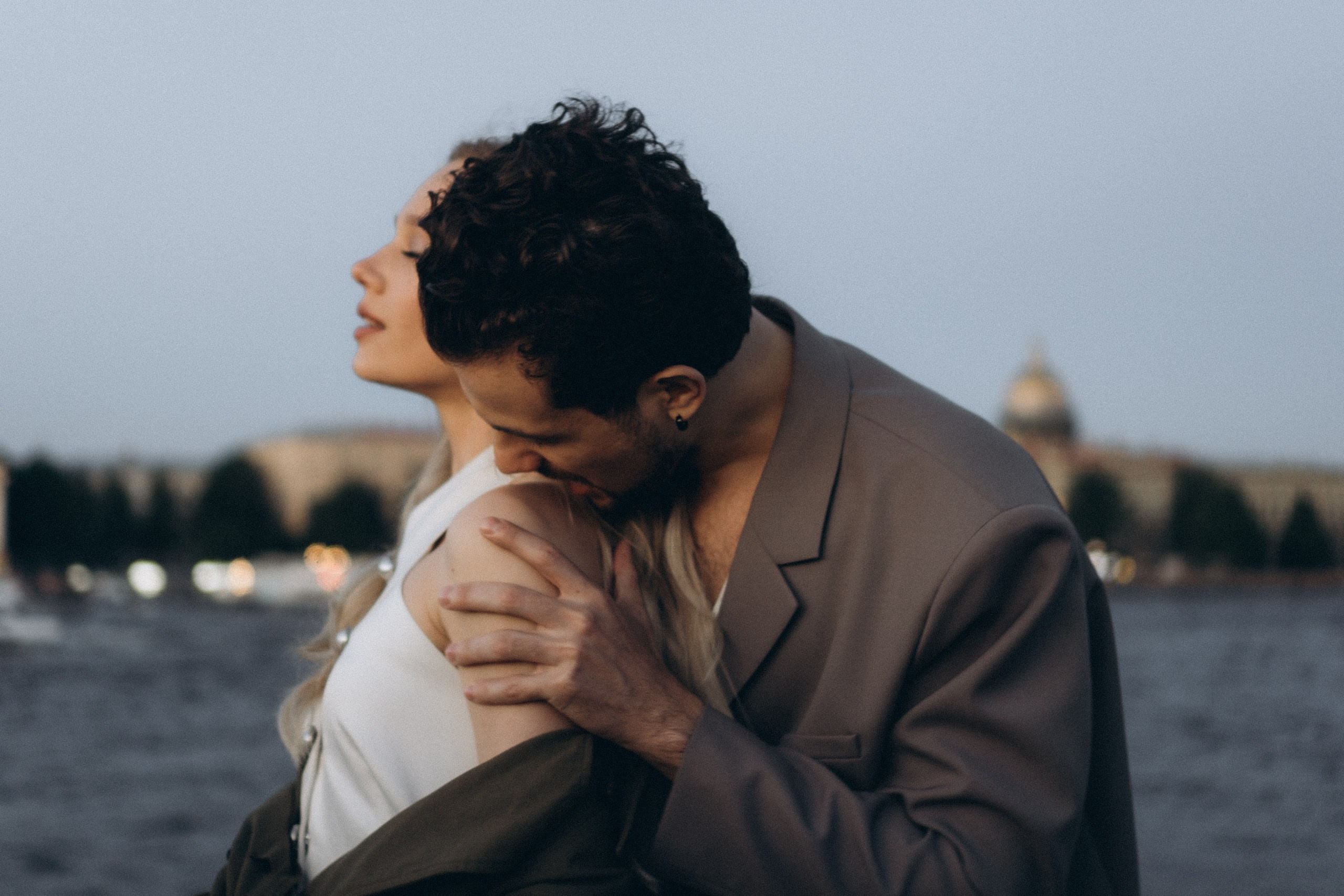 СВАДЕБНАЯ СЬЕМКА ПАРЫ НА РАССВЕТЕ В БЕЛЫЕ НОЧИ И ПРОГУЛКА С РАЗВОДНЫМИ МОСТАМИ И ПИКНИК ВОЗЛЕ ИСАКИЕВСКОГО СОБОРА. Профессиональный фотограф, Санкт-Петербург — Виктория Богомолова