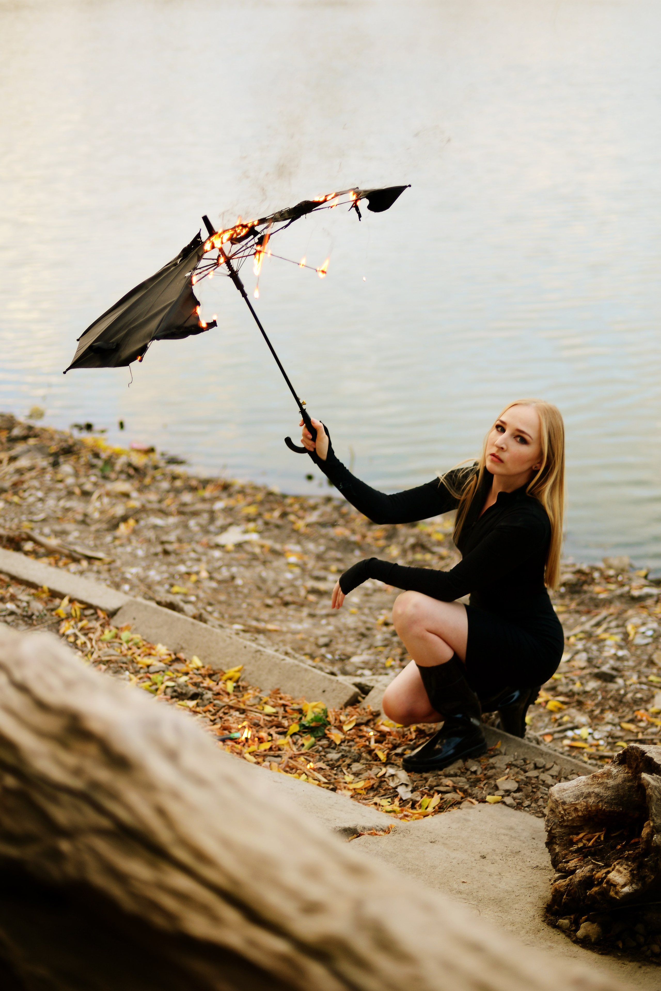 Осенняя фотосессия красивой девушки в черном платье с черным зонтиком на Луганском море. Зонт сожгли, он сгорел очень быстро.