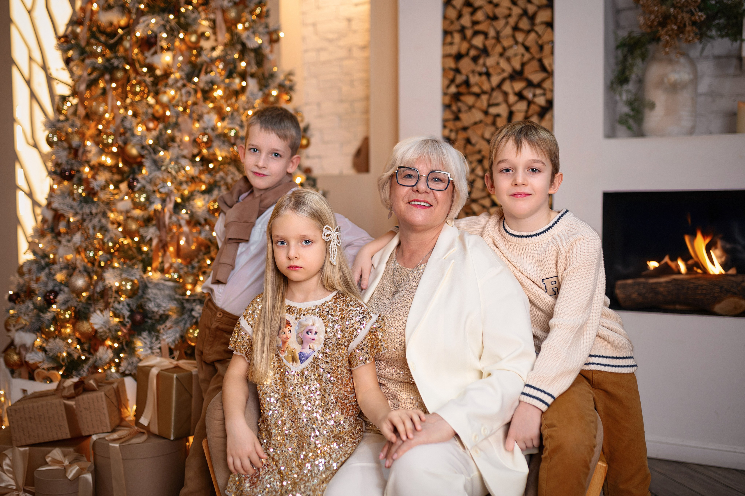 Новогодняя фотосессия в трех поколениях зал Норд. Трубинова Екатерина | Семейный фотограф | Москва