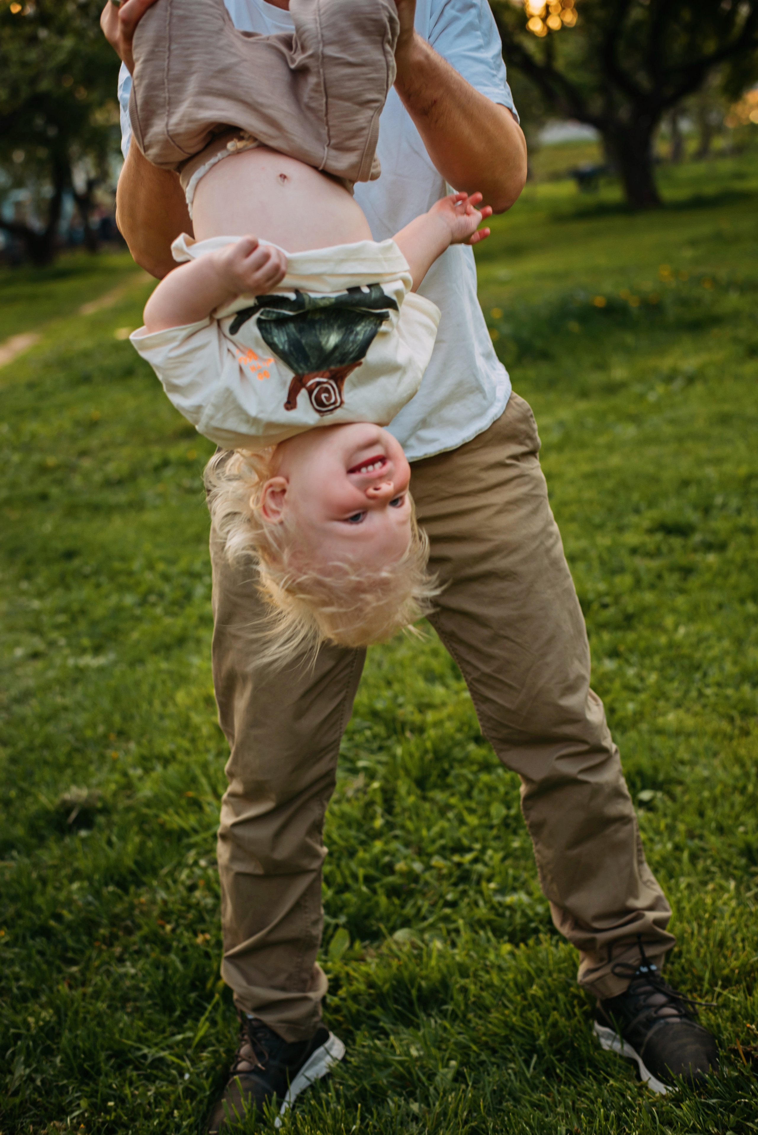 Ирина с семьей в яблонях. Детский и семейный фотограф выпускной альбом Приморско-Ахтарск