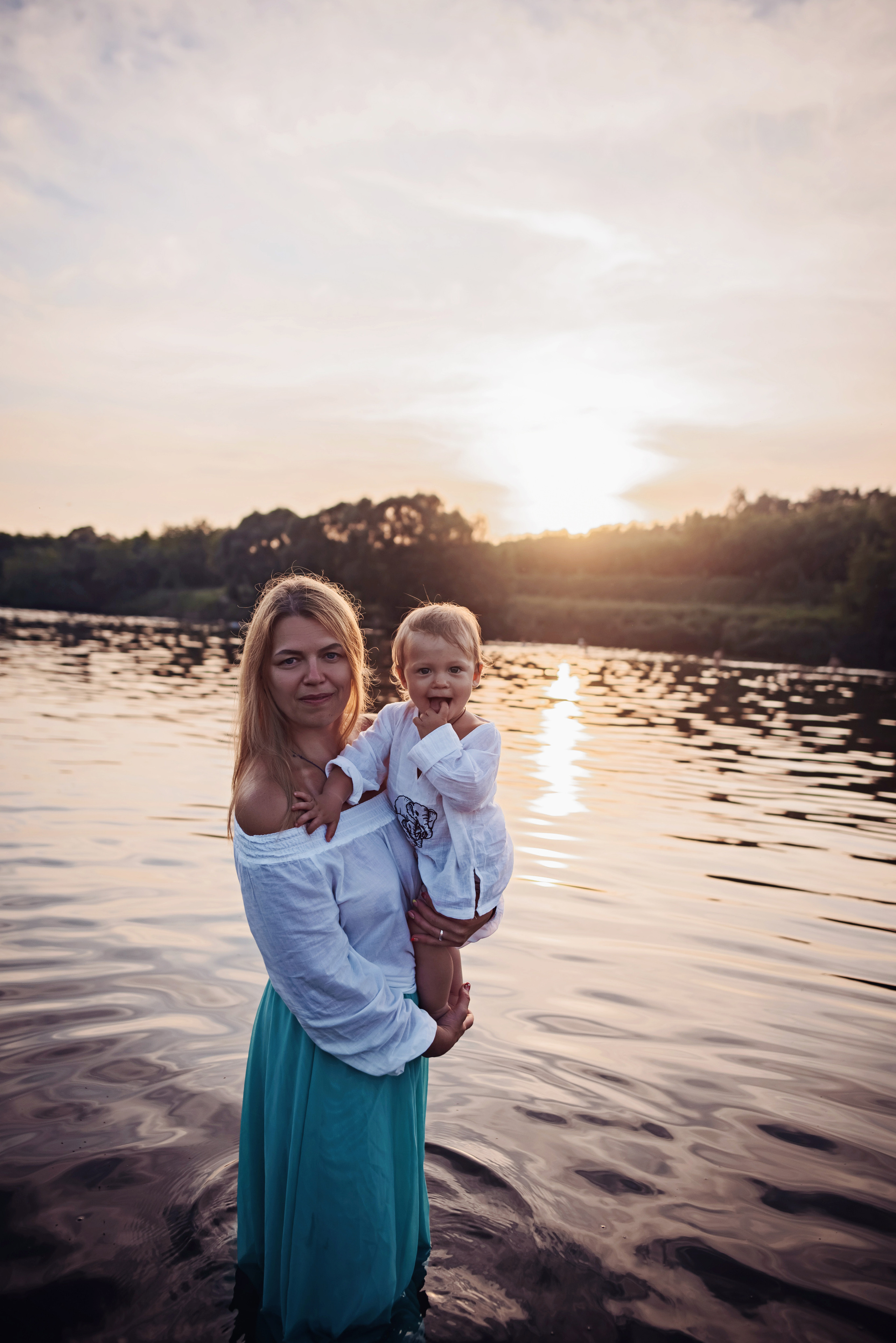 Наталья с детками у реки. Детский и семейный фотограф выпускной альбом Приморско-Ахтарск