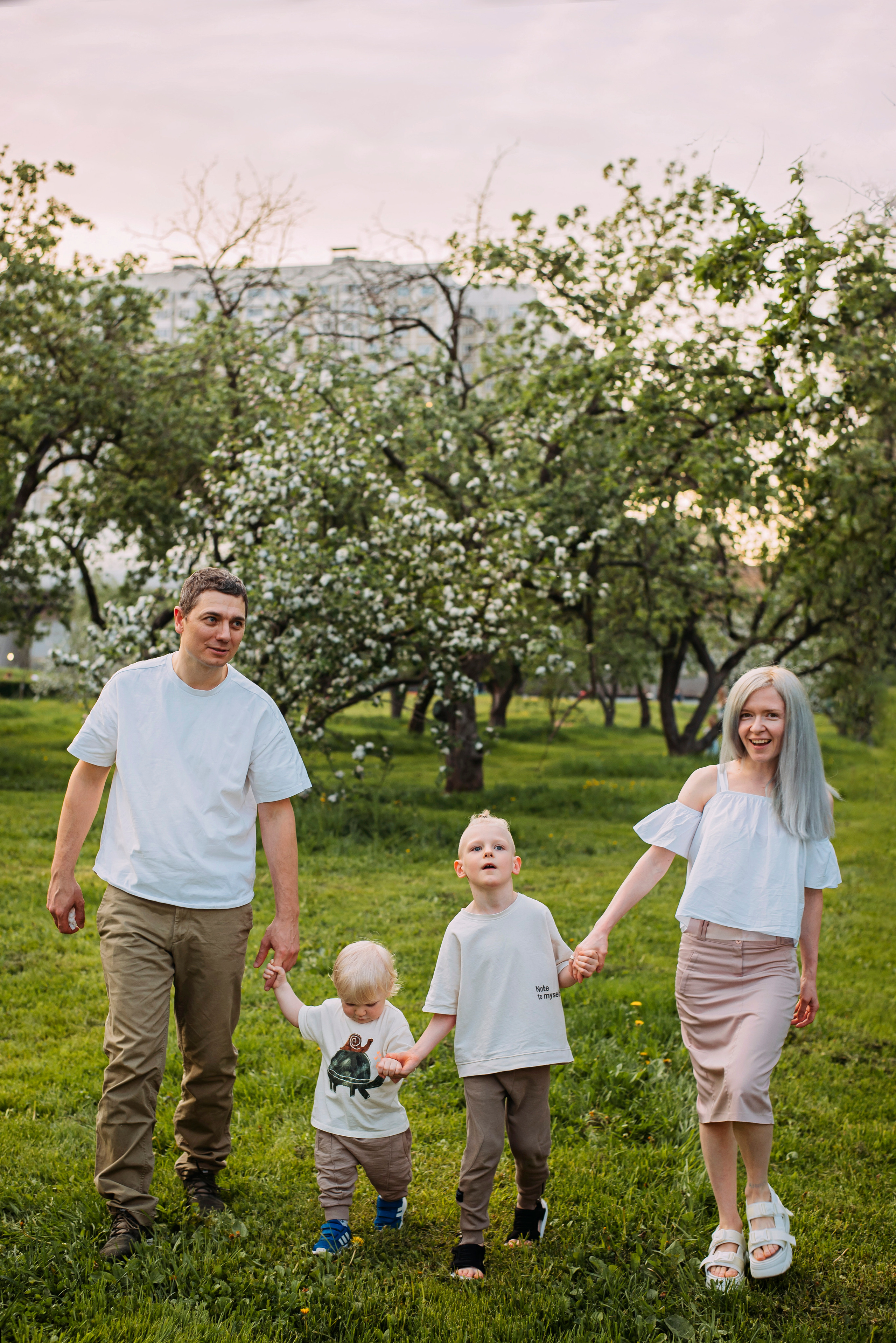 Ирина с семьей в яблонях. Детский и семейный фотограф выпускной альбом Приморско-Ахтарск