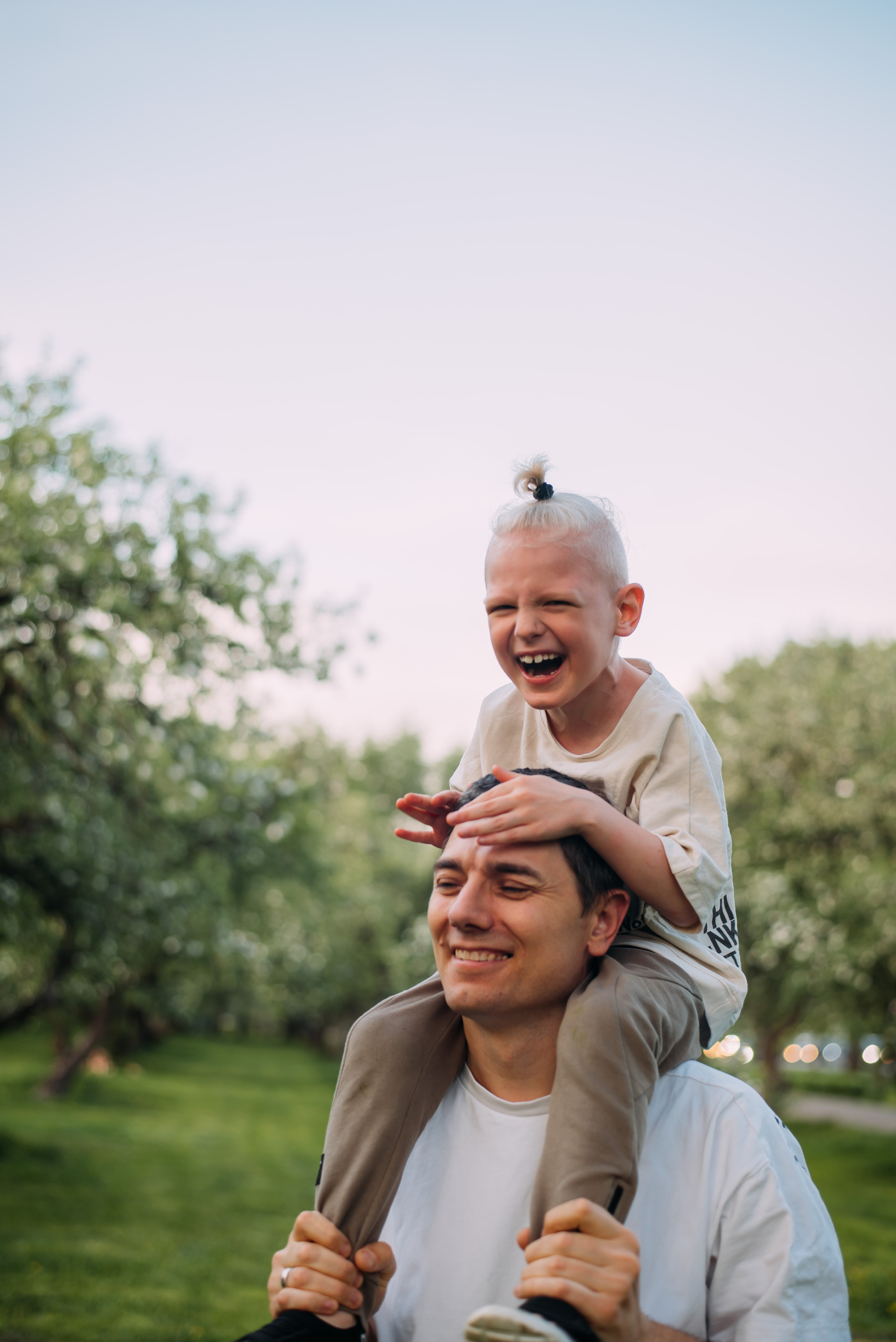 Ирина с семьей в яблонях. Детский и семейный фотограф выпускной альбом Приморско-Ахтарск