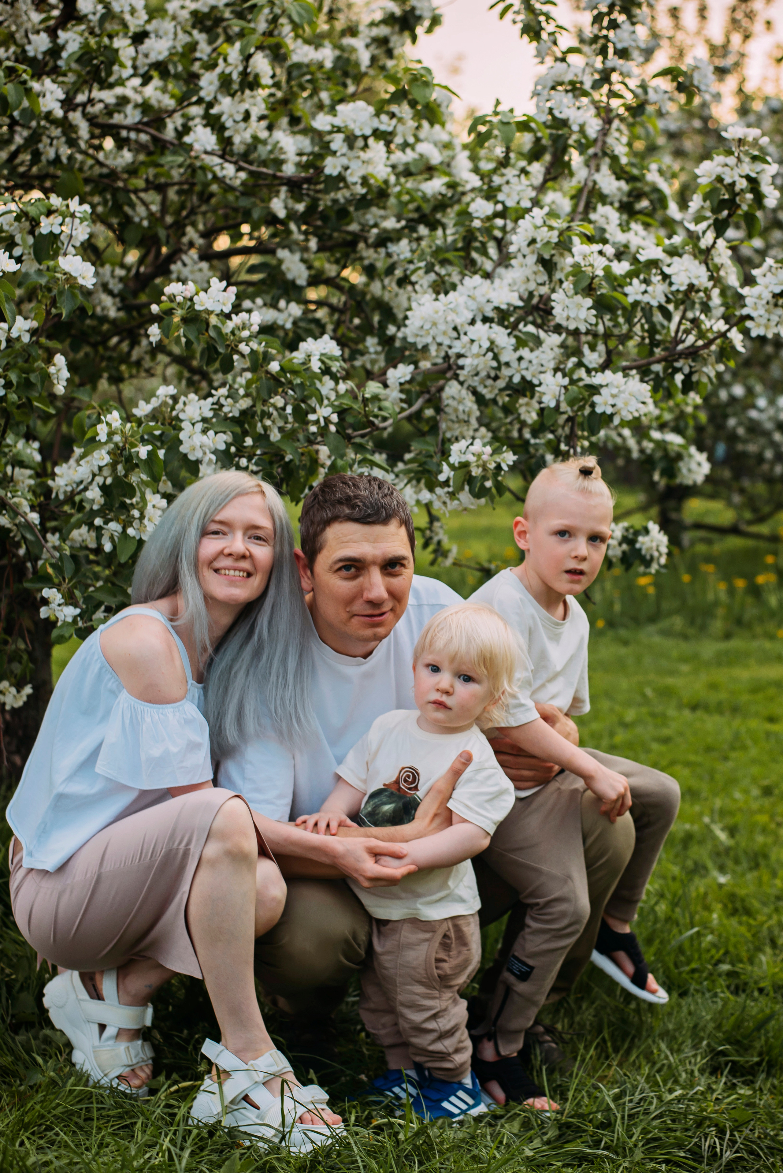 Ирина с семьей в яблонях. Детский и семейный фотограф выпускной альбом Приморско-Ахтарск