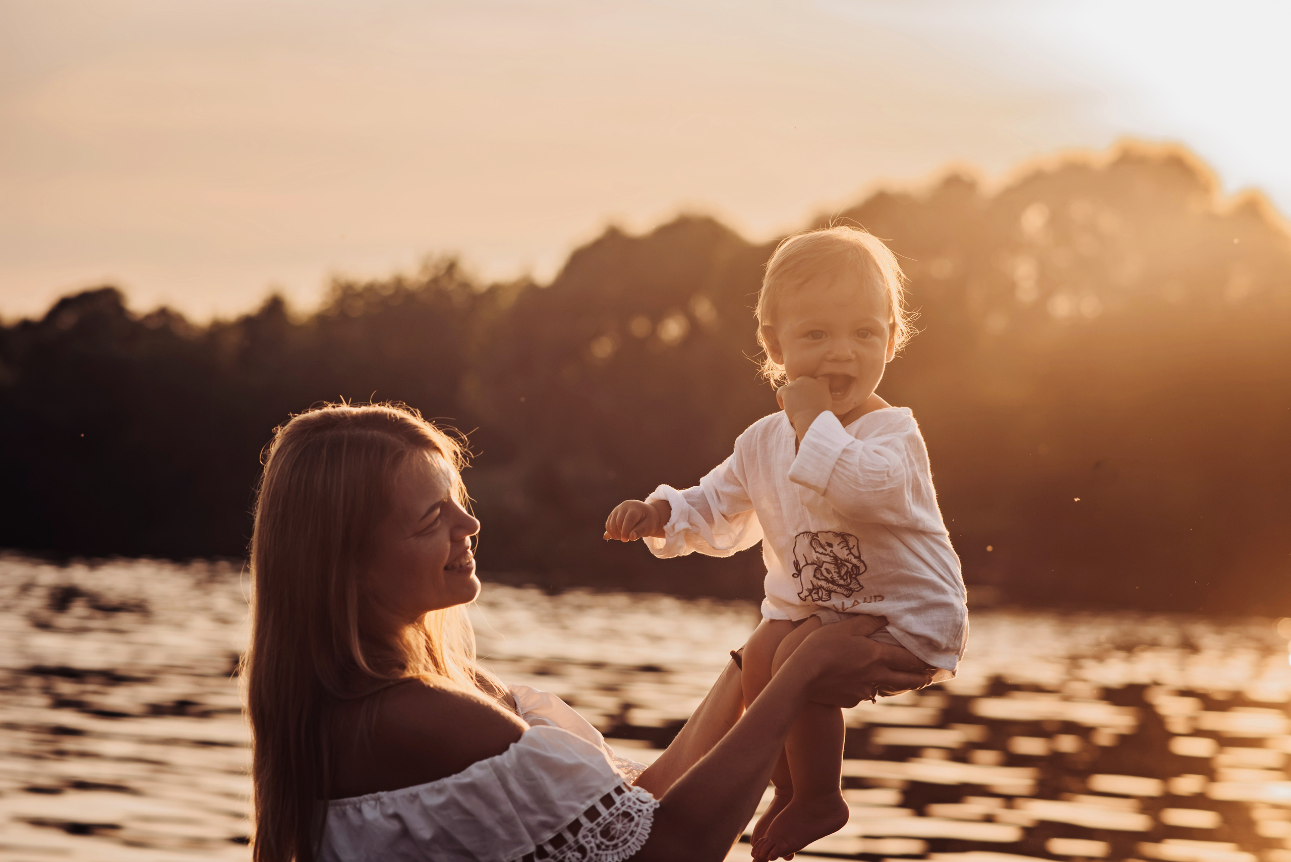 Наталья с детками у реки. Детский и семейный фотограф выпускной альбом Приморско-Ахтарск