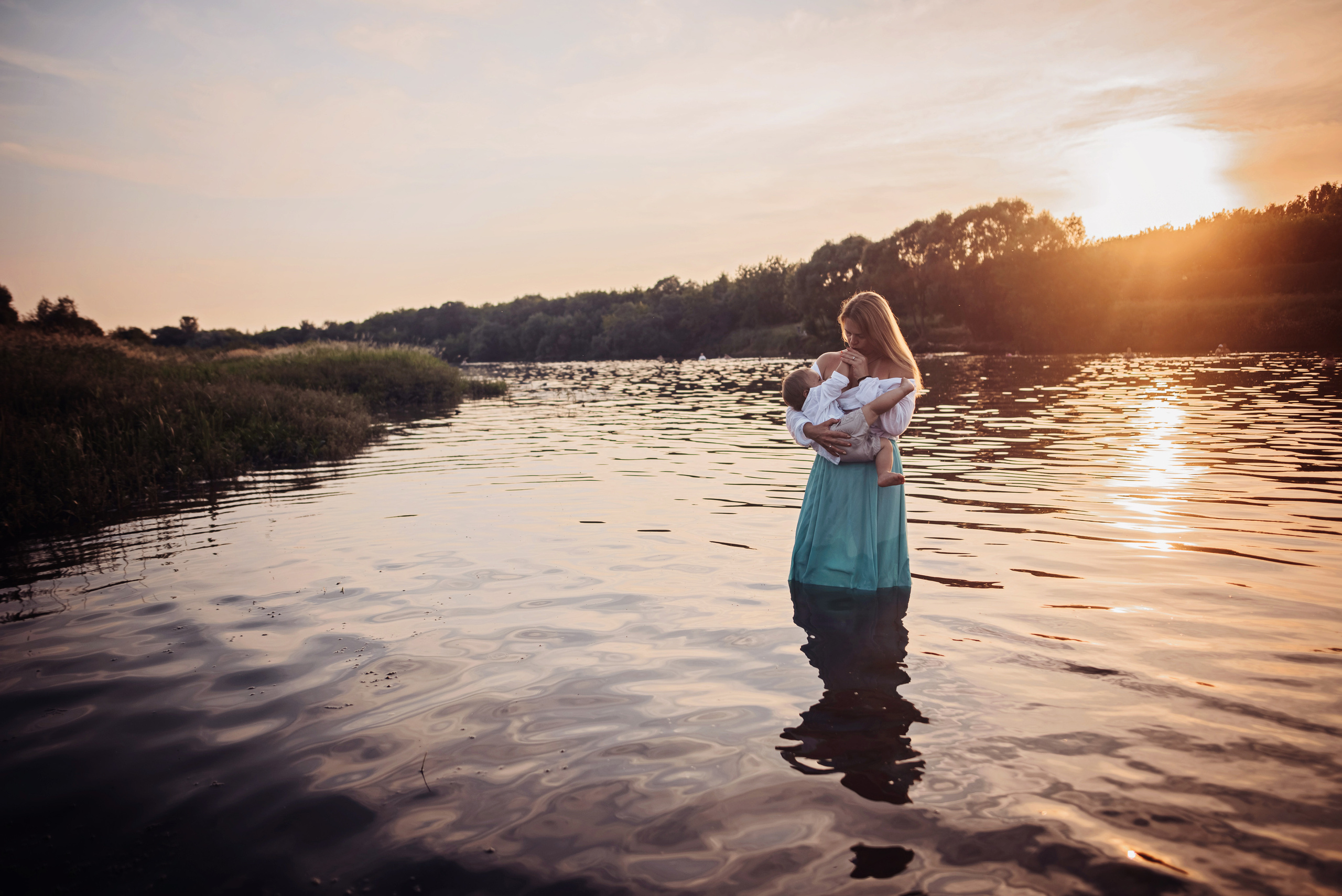 Наталья с детками у реки. Детский и семейный фотограф выпускной альбом Приморско-Ахтарск