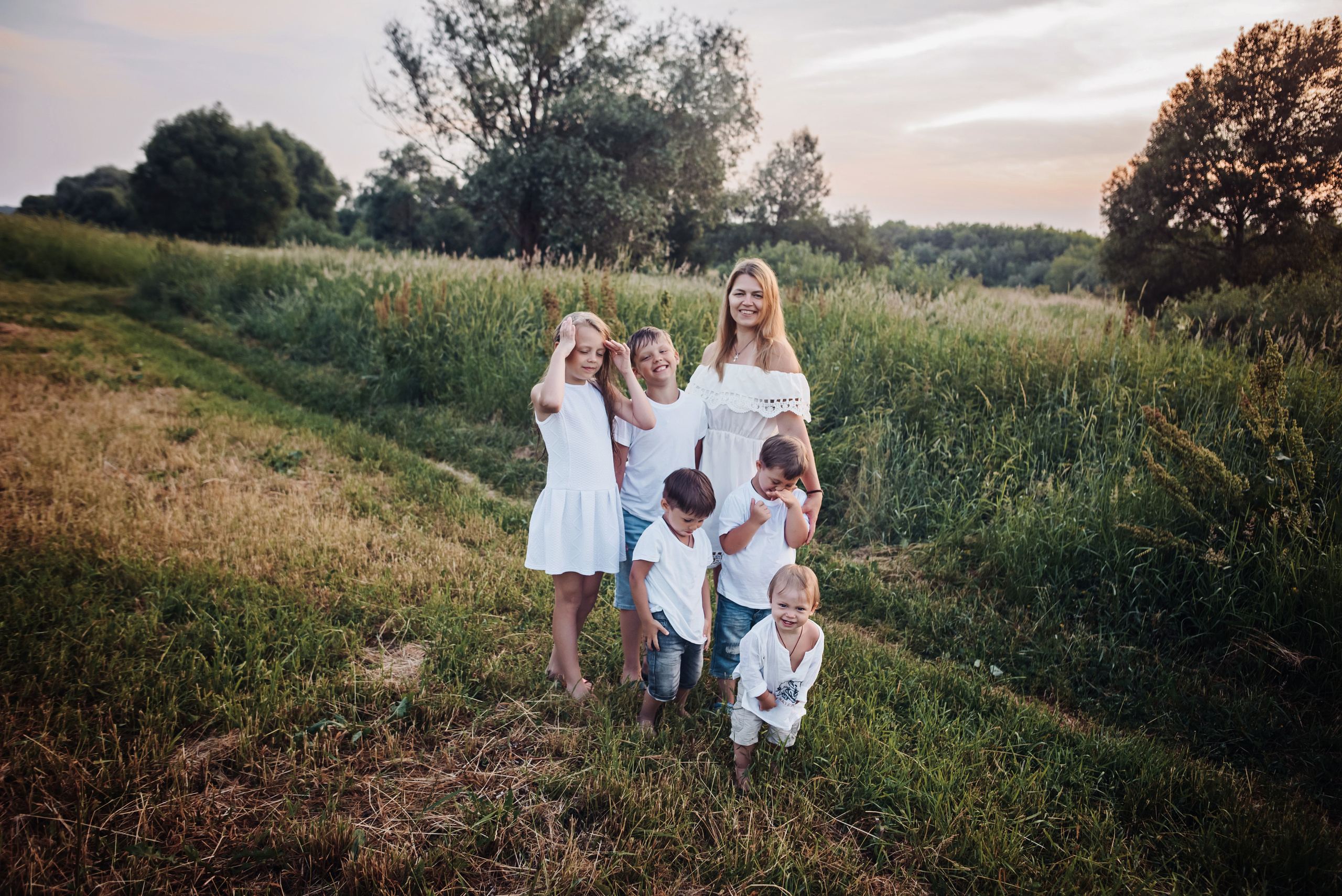 Наталья с детками у реки. Детский и семейный фотограф выпускной альбом Приморско-Ахтарск