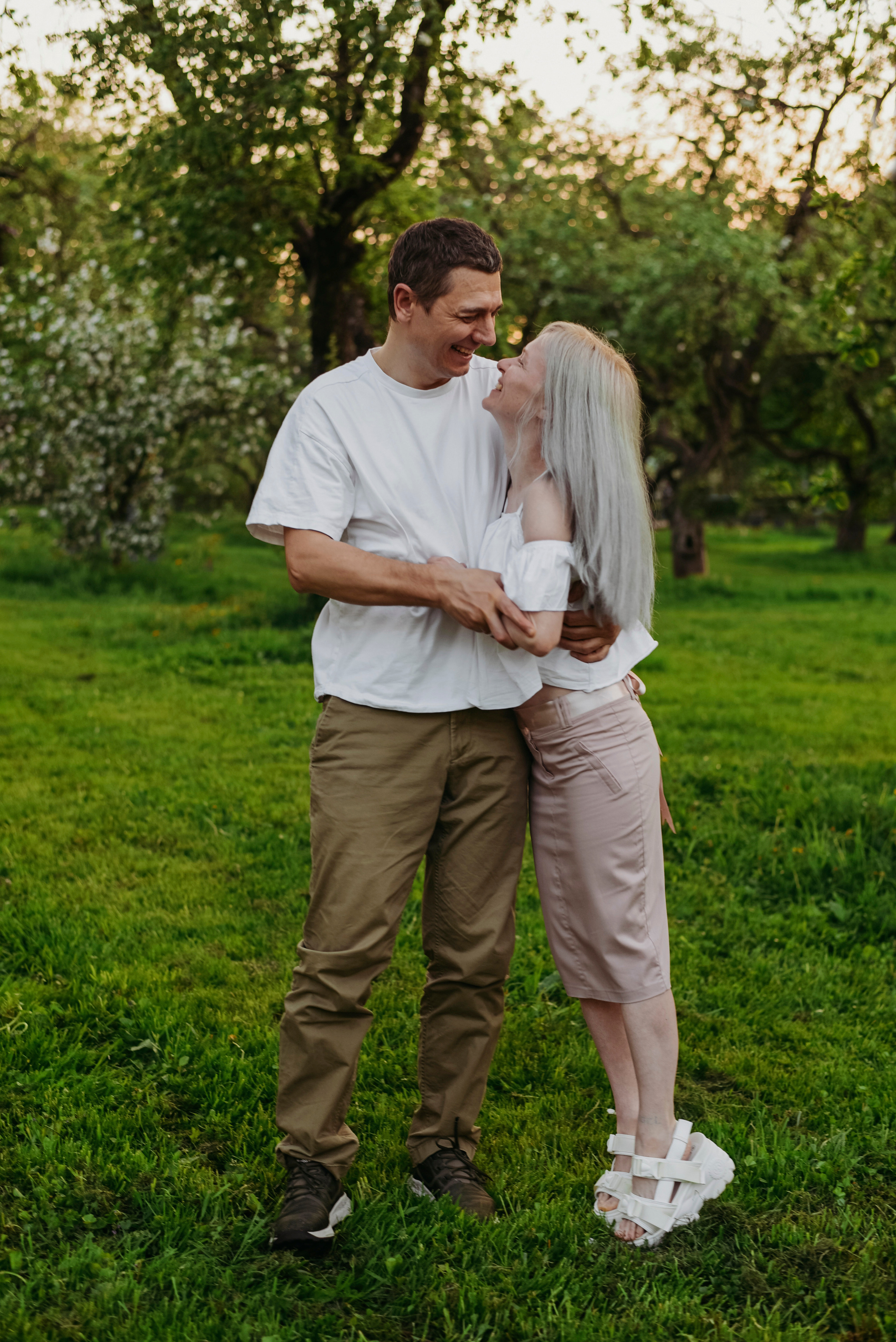 Ирина с семьей в яблонях. Детский и семейный фотограф выпускной альбом Приморско-Ахтарск