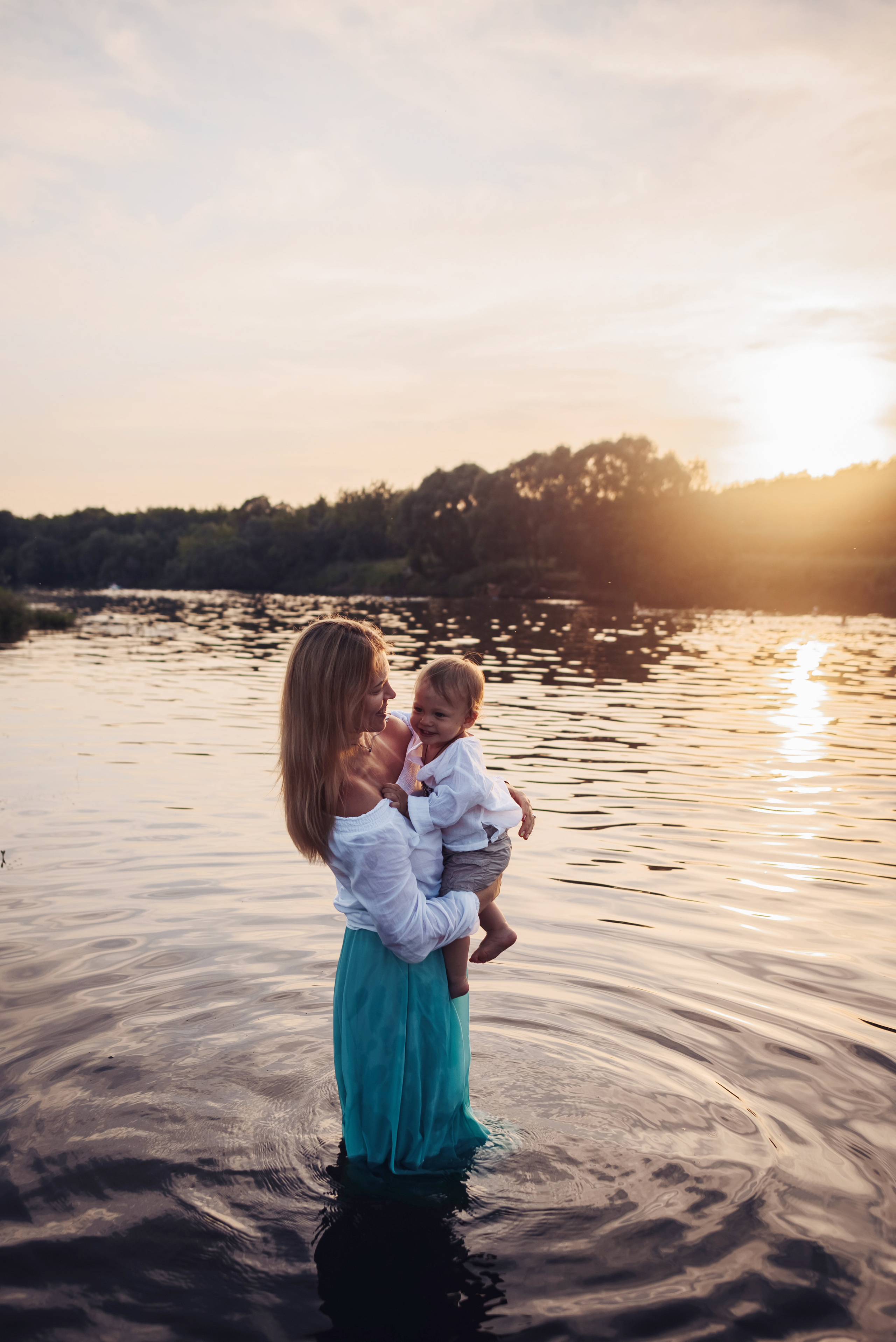 Наталья с детками у реки. Детский и семейный фотограф выпускной альбом Приморско-Ахтарск