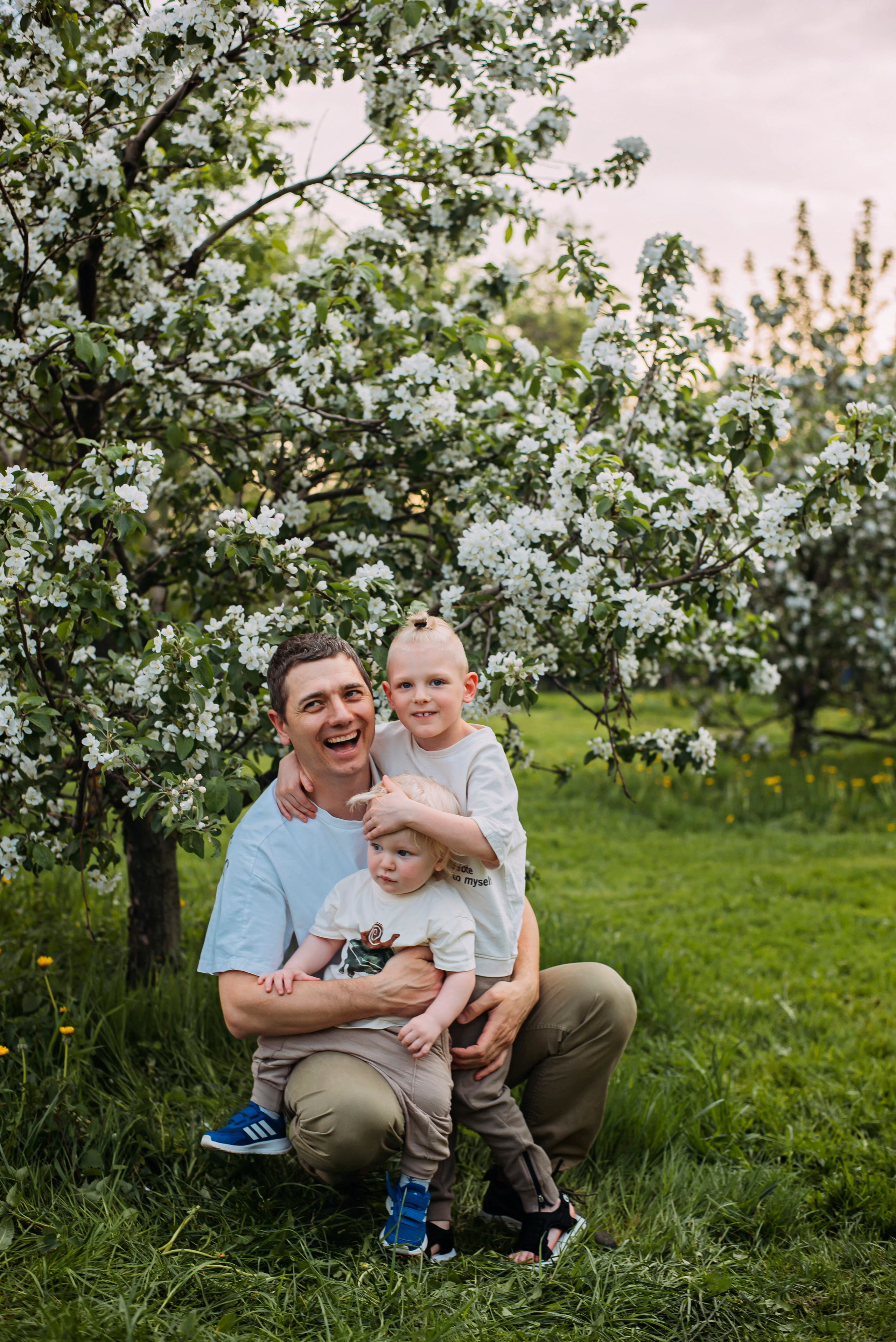 Ирина с семьей в яблонях. Детский и семейный фотограф выпускной альбом Приморско-Ахтарск