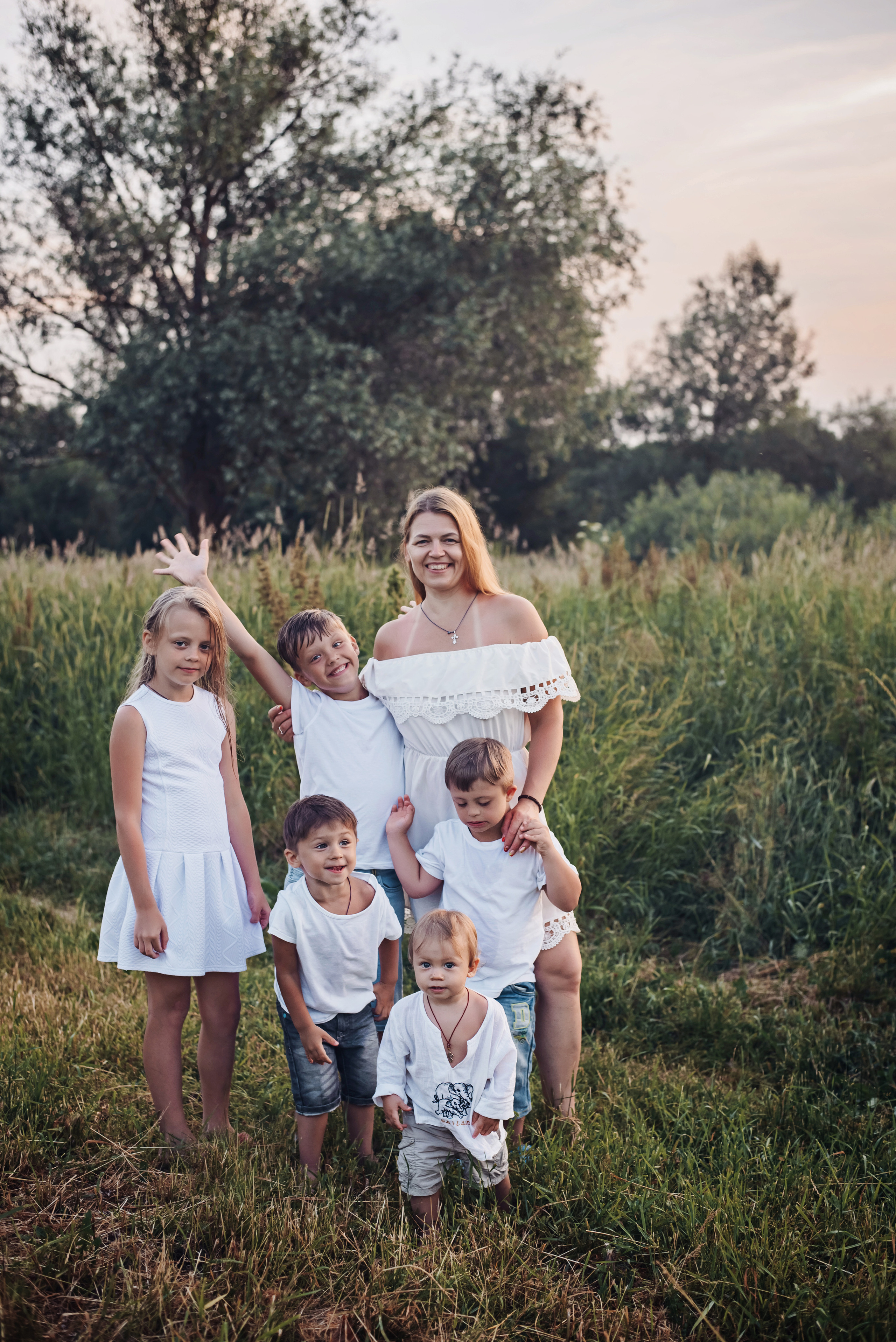 Наталья с детками у реки. Детский и семейный фотограф выпускной альбом Приморско-Ахтарск