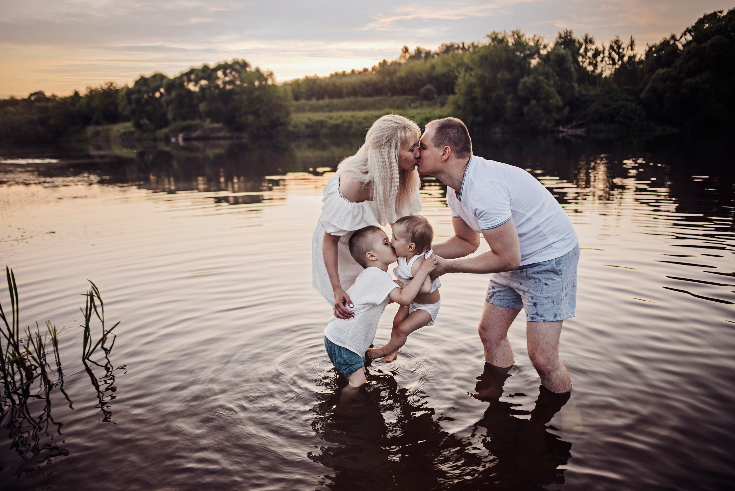 Виктория и Дмитрий с детками. Детский и семейный фотограф выпускной альбом Приморско-Ахтарск