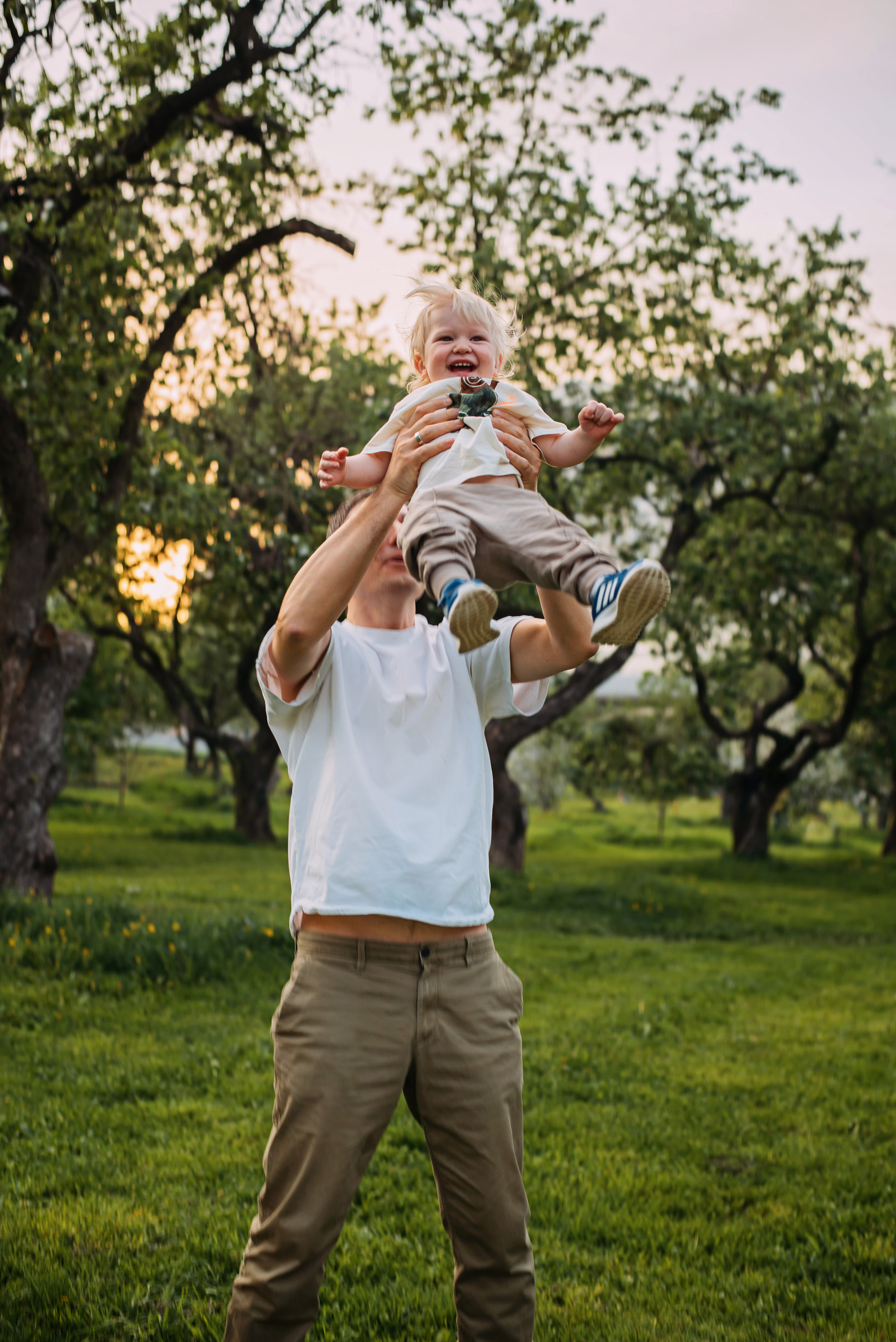 Ирина с семьей в яблонях. Детский и семейный фотограф выпускной альбом Приморско-Ахтарск