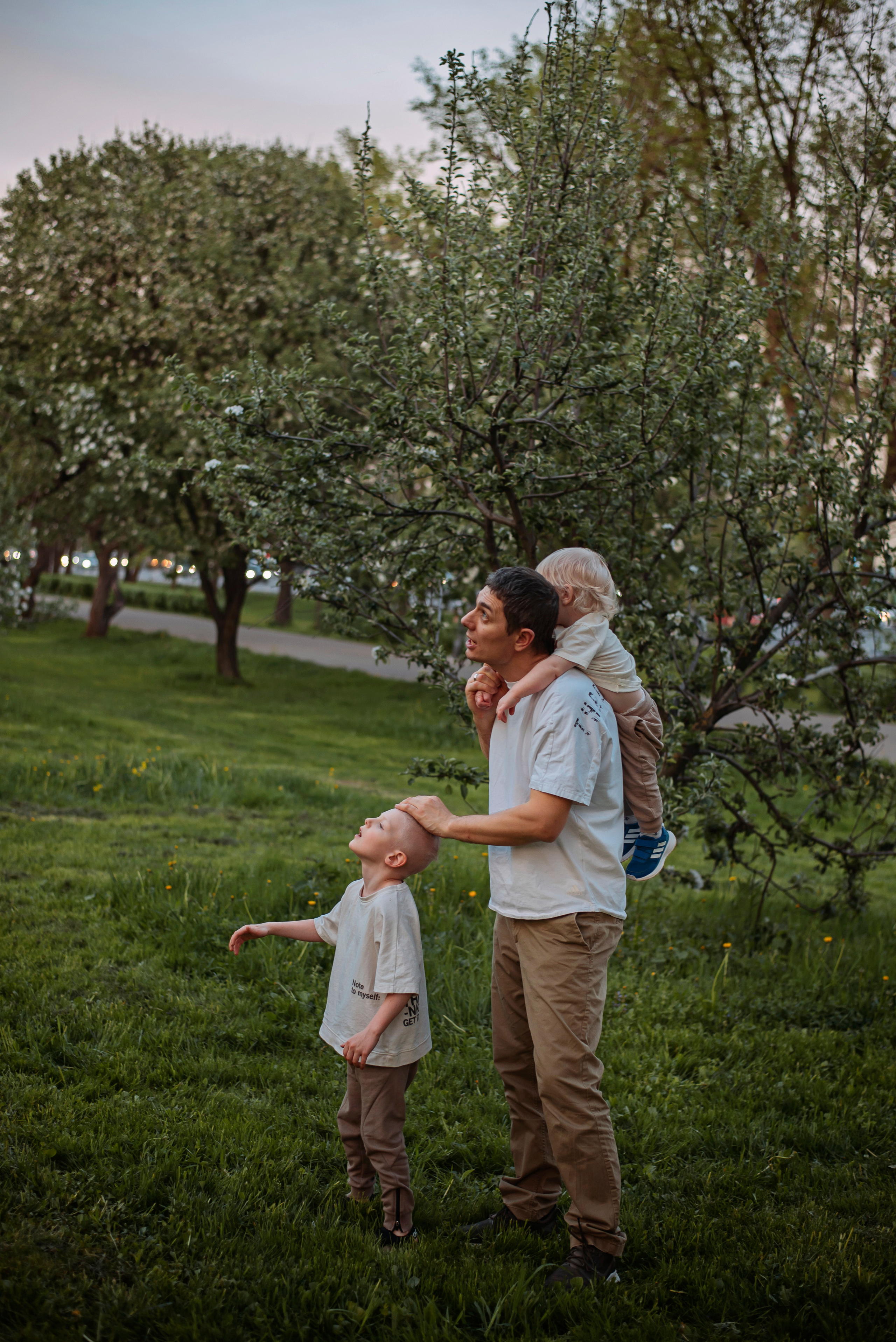 Ирина с семьей в яблонях. Детский и семейный фотограф выпускной альбом Приморско-Ахтарск