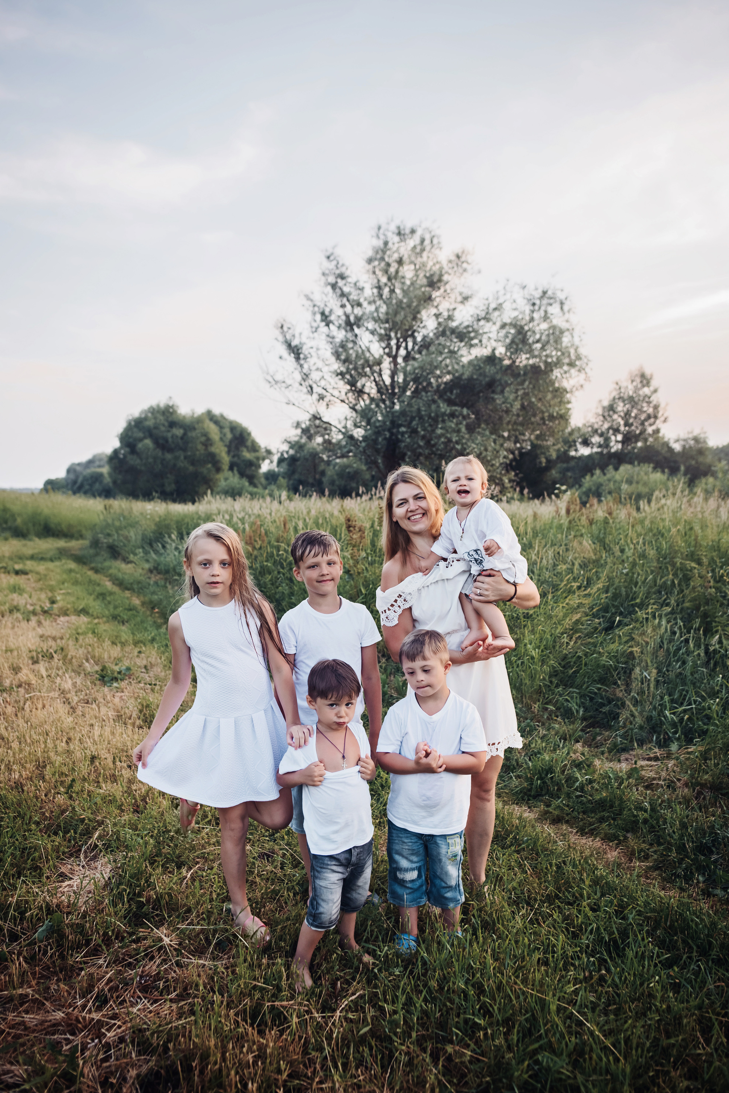 Наталья с детками у реки. Детский и семейный фотограф выпускной альбом Приморско-Ахтарск